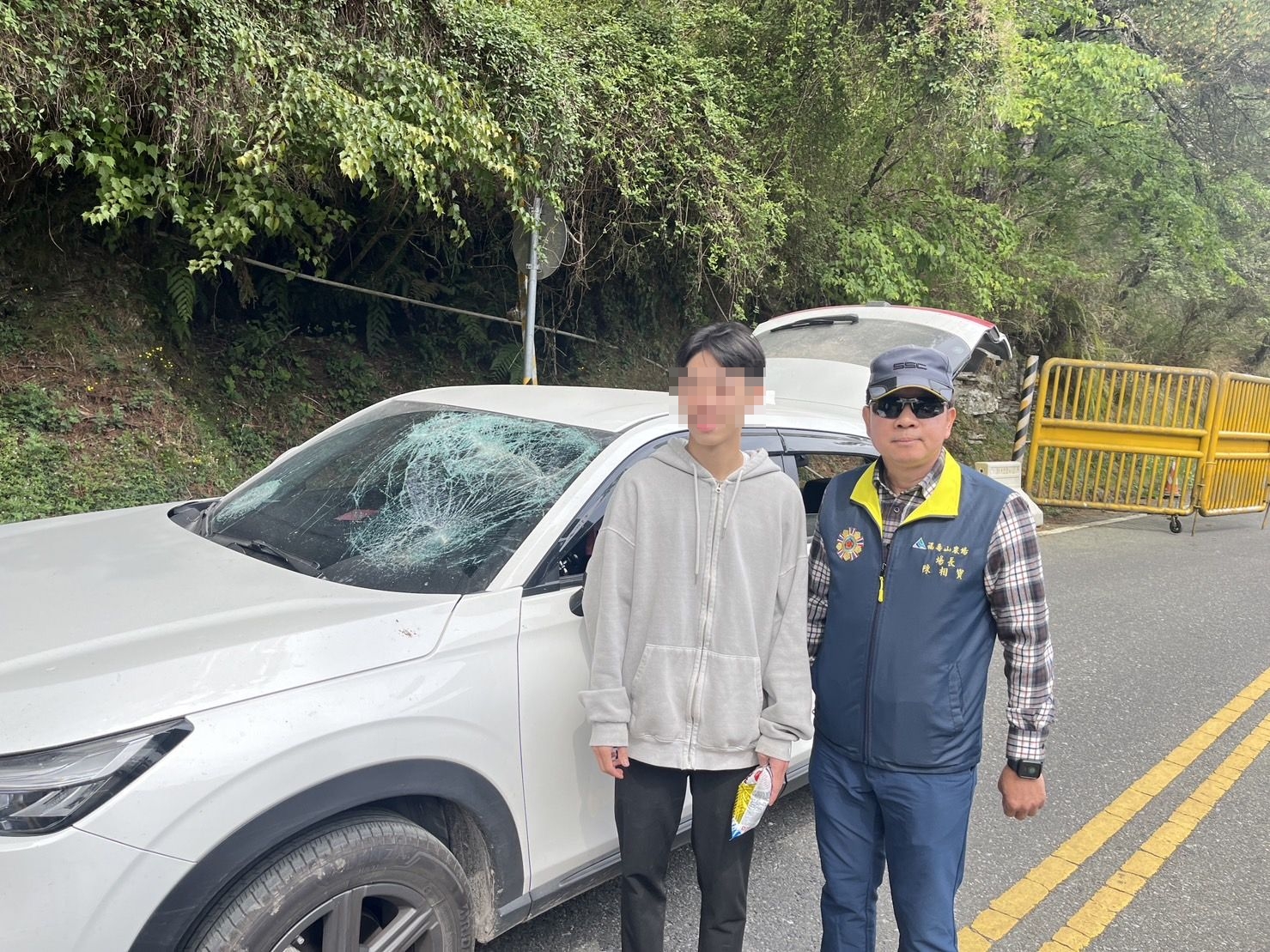 6名东华大学学生所驾驶车辆遭落石击中，可见当时相当危险。图／福寿山农场提供
