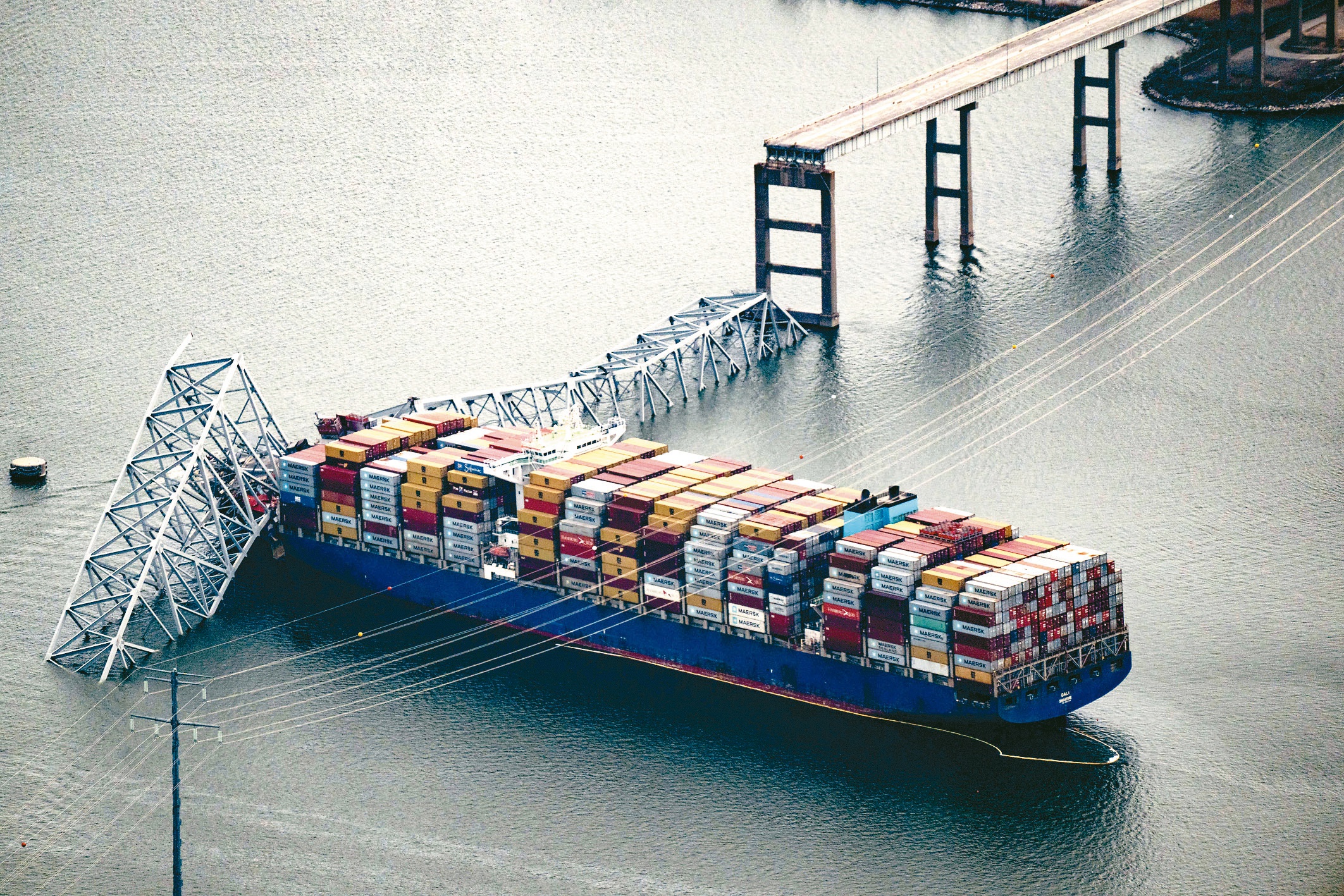 「达利号」货柜船3月26日凌晨撞上位于马里兰州巴尔的摩的基伊大桥。（纽约时报）