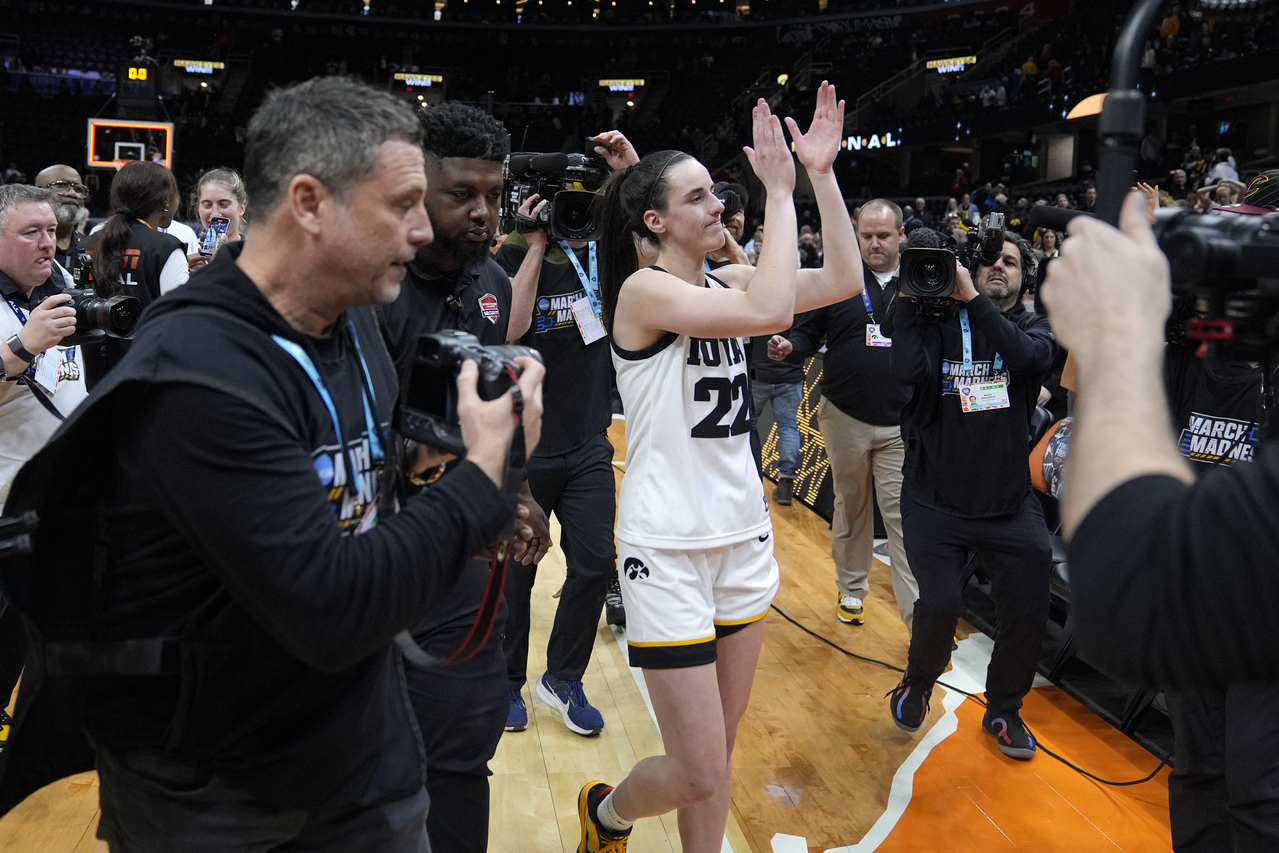 NCAA女篮最闪耀球员克拉克率爱荷华逆转康乃狄克大学，连2年挺进冠军战。