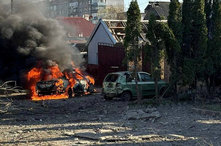 俄罗斯军队朝札波罗热市发射5枚飞弹，造成至少4死20伤，并毁损住宅及工业设施。路透