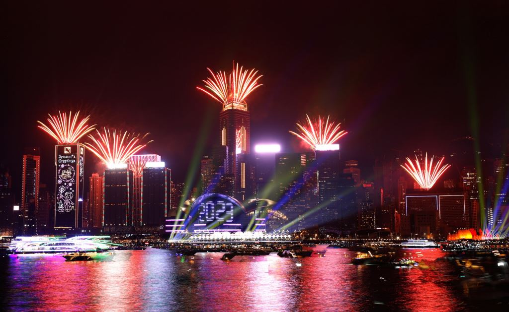 为推广香港旅游，港府今年计划每个月都在维港举办烟火秀和无人机表演，首场烟火秀将配合大陆「五一」黄金周假期，在5月1日晚间登场。香港旅游局提供