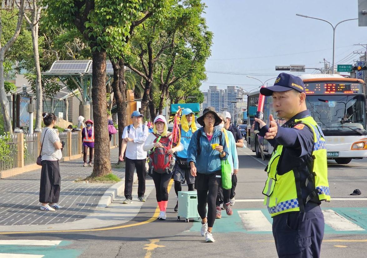 大甲妈遶境首日，台中市乌日警分局动员250名警力护轿、维安。图／警方提供