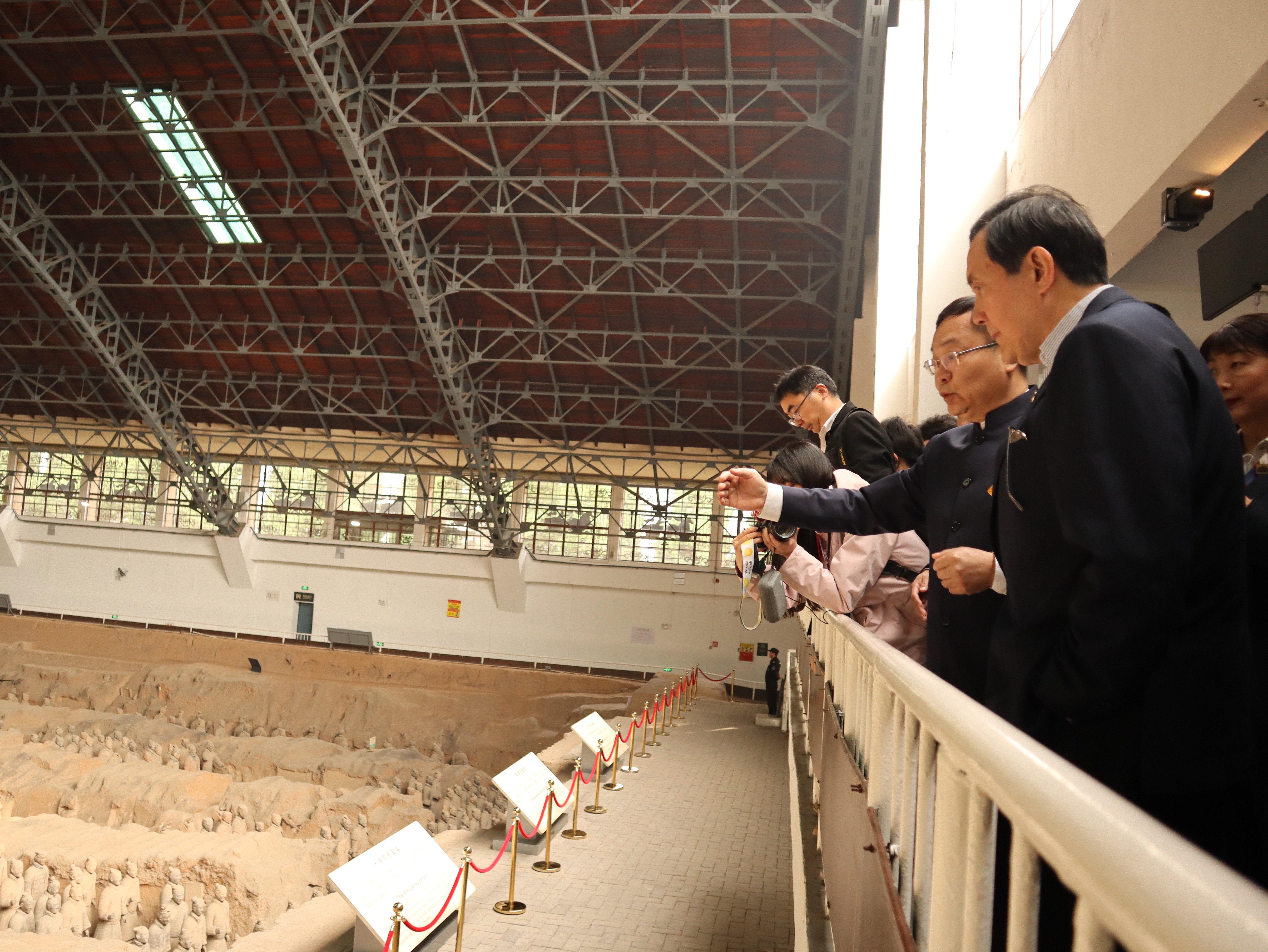 前总统马英九（右）6日上午参观西安的兵马俑，详细询问秦代战争与殉葬制度。（记者廖士锋／摄影）
