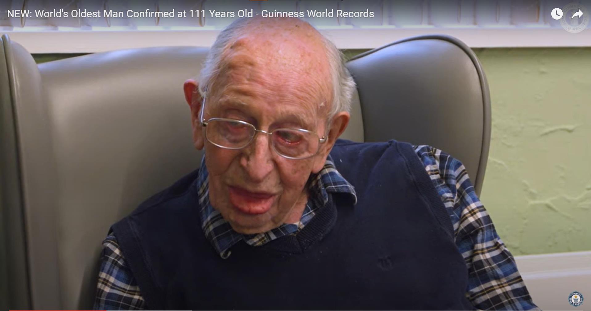 英国111岁爷爷廷尼斯伍德晋升为当今「世界最长寿男子」。取自YouTube影片