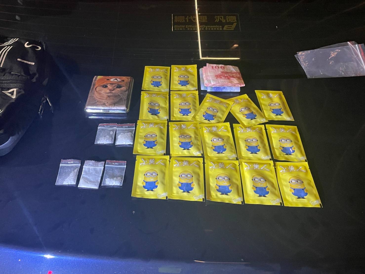 警方自李男背包内取出5包K他命（重6.6公克）、17包毒品咖啡包（82公克）及K盘1组等物。图／读者提供