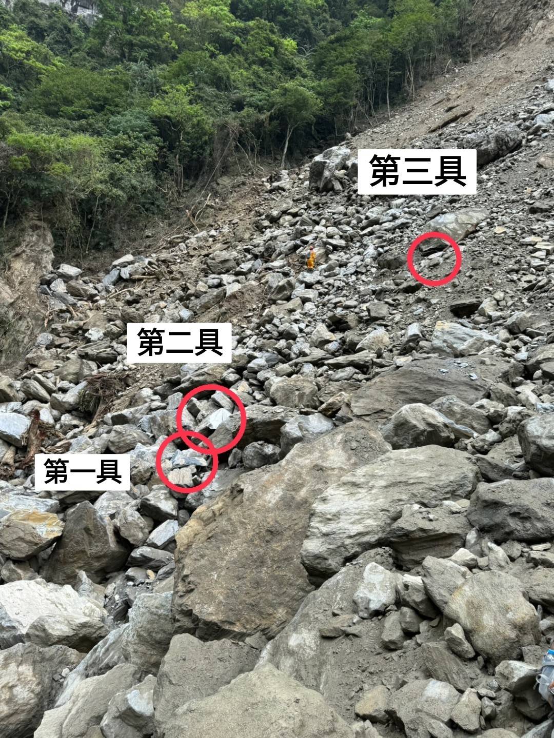 截至目前，砂卡礑步道共寻获3具遗体，其中第3具埋得较浅，已经挖出。图／花莲县消防局提供