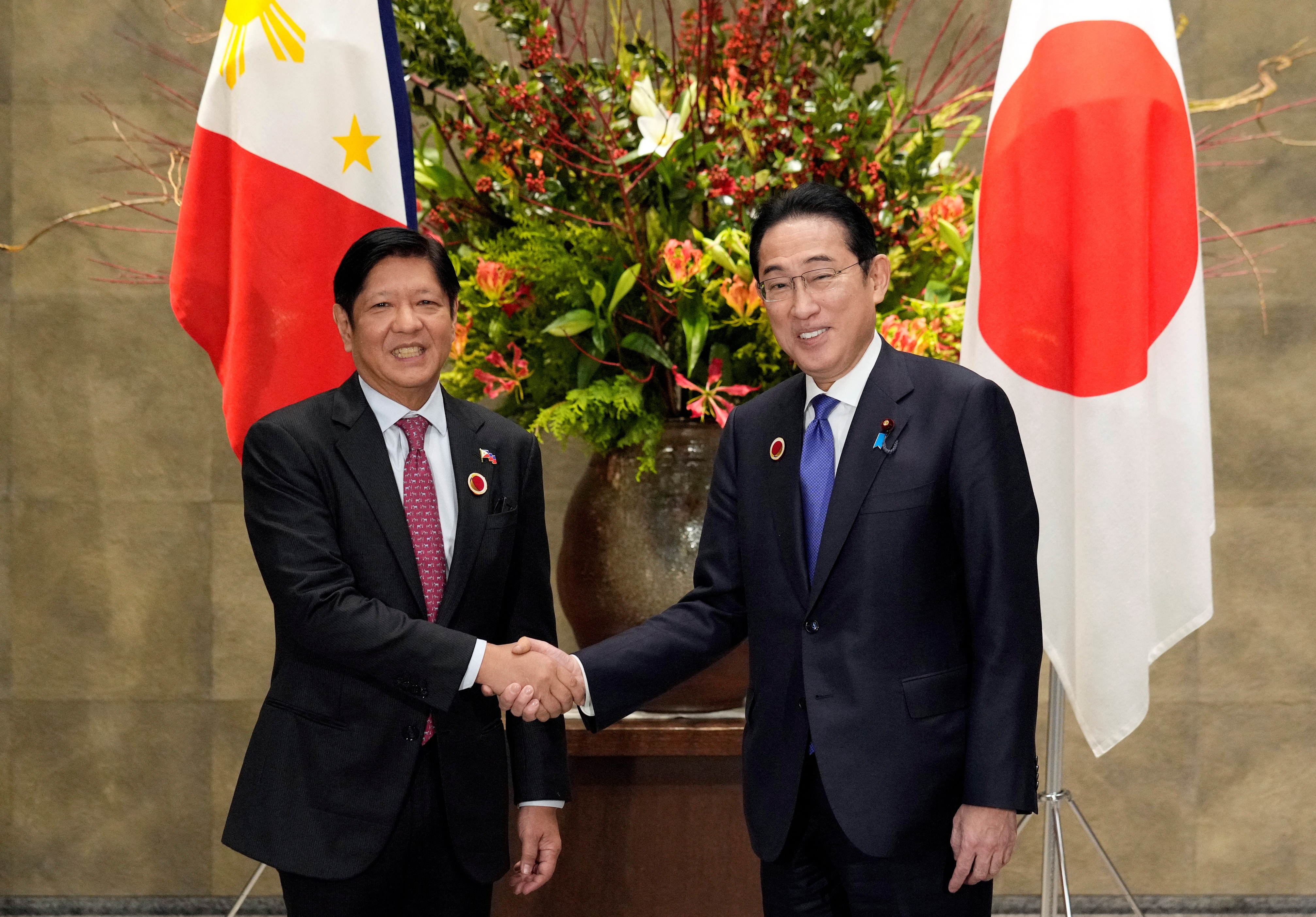 美国总统拜登11日将与日本首相岸田文雄（右）、菲律宾总统小马可仕（左）在华府召开峰会。图为去年岸田文雄与小马可仕会面的资料照片。路透