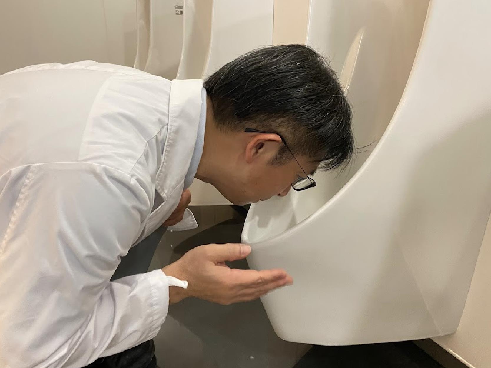 山本政宏曾花3年时间走访车站的公厕，解开厕所发臭的真正原因。图／日本TOTO综合研究所提供