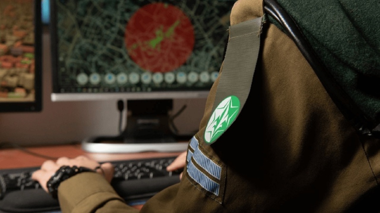 以色列军方精锐网路情报部门「8200部队」是全世界最强大的监控机关之一，指挥官身分严格保密，但卫报5日揭露现任指挥官的姓名，并且描述了他是怎么在网路上暴露身分。照片翻摄：parstoday.ir