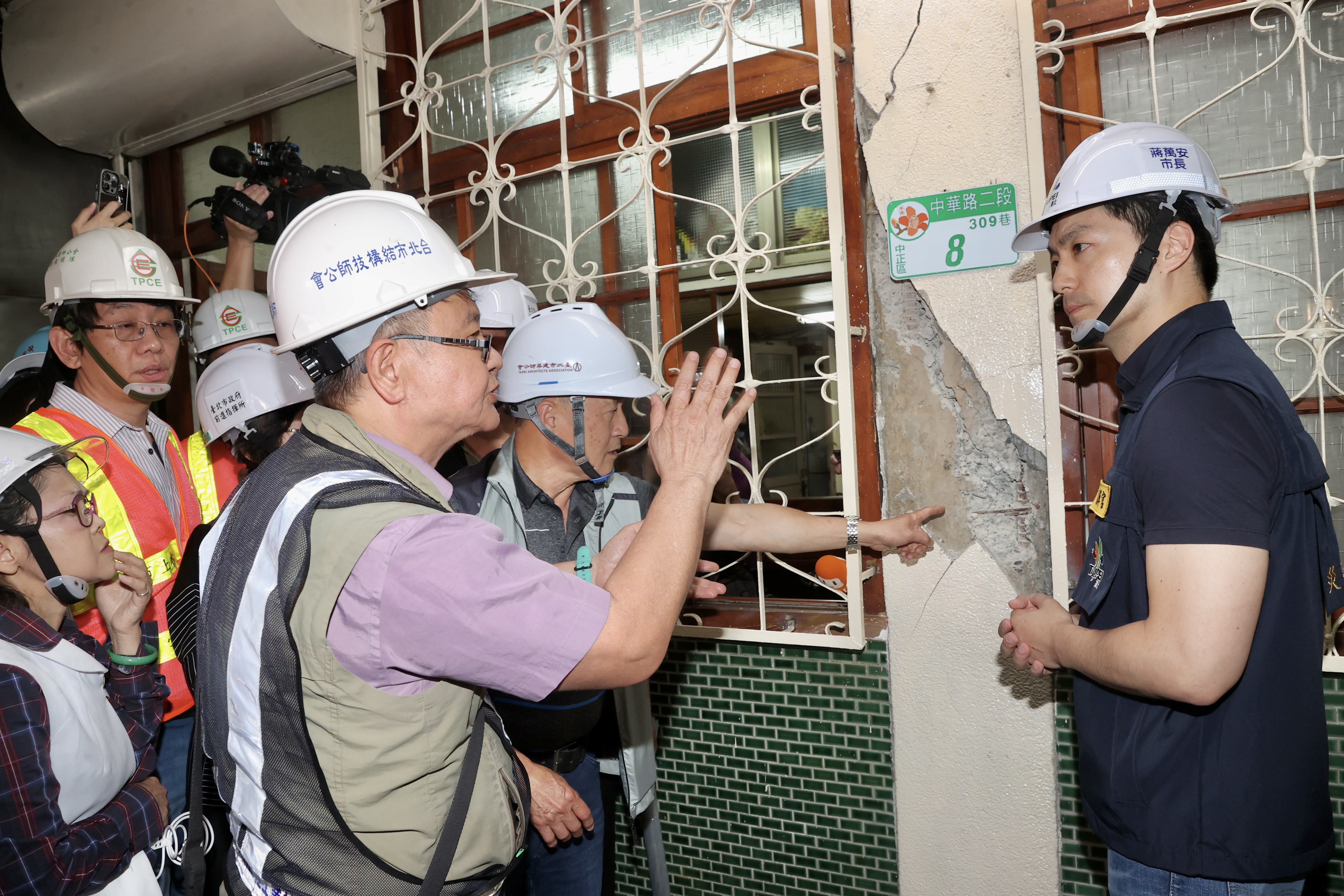 0403花莲地震，造成台北市南机场整建住宅在地震当下多处楼梯断裂、梁柱爆开，被判定有立即危险的红单。台北市长蒋万安（右）今天增加行程到场视察。记者林俊良／摄影