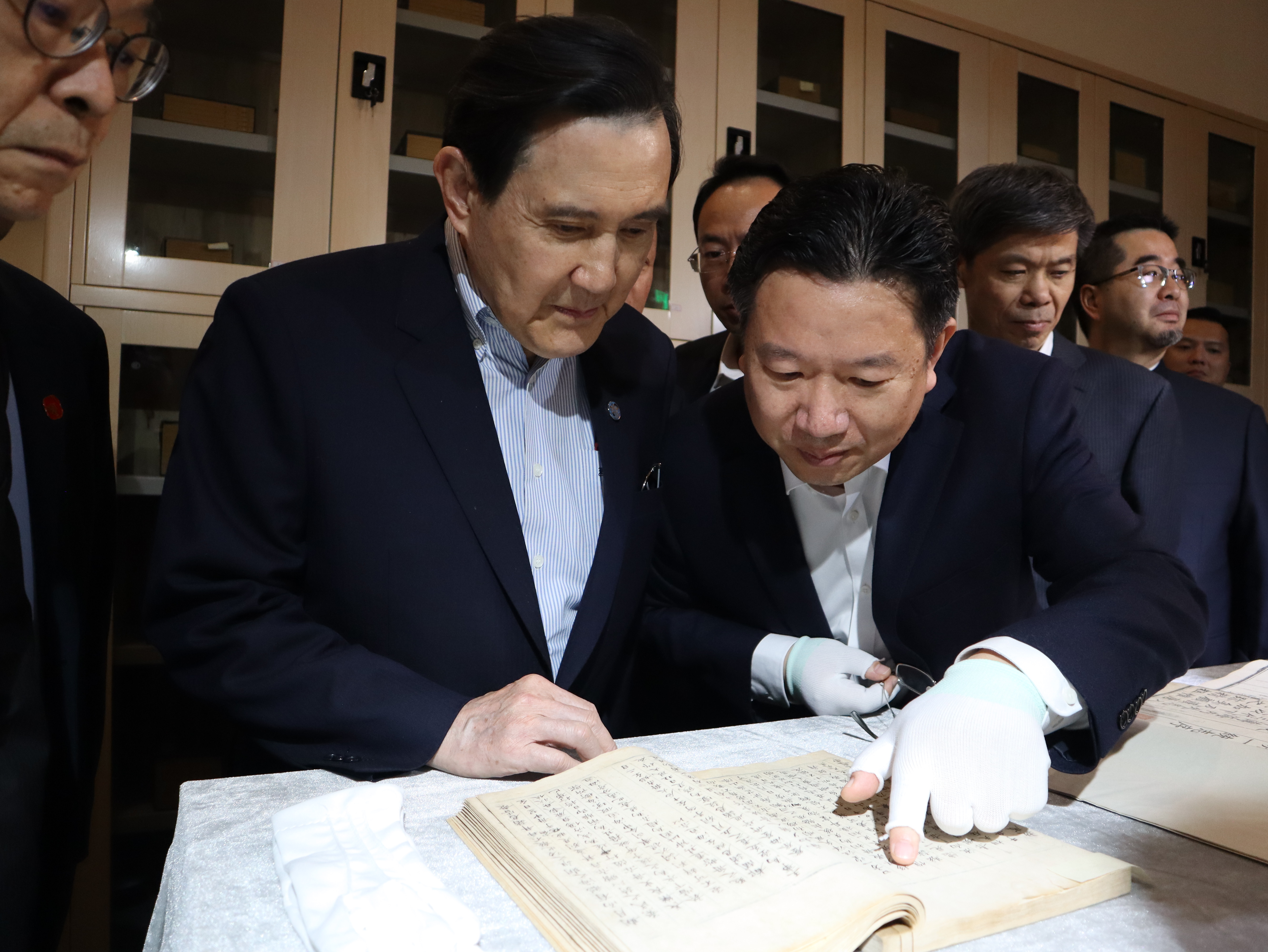 前总统马英九（左）6日下午在参观大陆版本馆西安分馆时，仔细观看古籍，也重申对钓鱼台列屿的立场。（记者廖士锋／摄影）