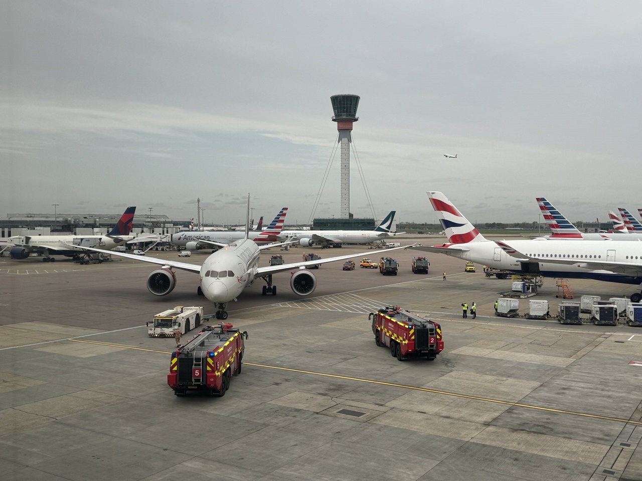 英国伦敦希思罗机场6日发生维珍航空一架波音787飞机正由拖车后推时，跟附近一架英国航空的空中巴士A350飞机发生碰撞，2架飞机均受到轻微损伤。照片翻摄：X / Alex Whittles