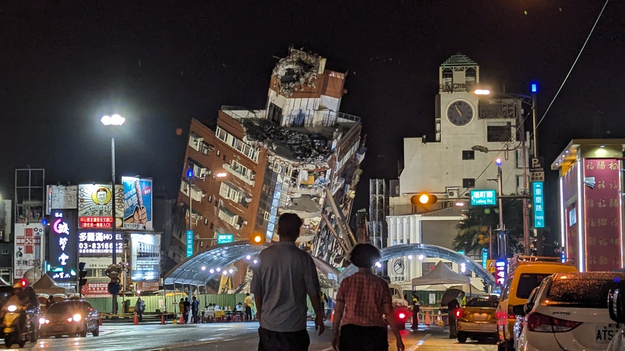 4月3日台湾发生芮氏规模7.2强震，造成花莲市天王星大楼倾斜。记者陈敬丰／摄影
