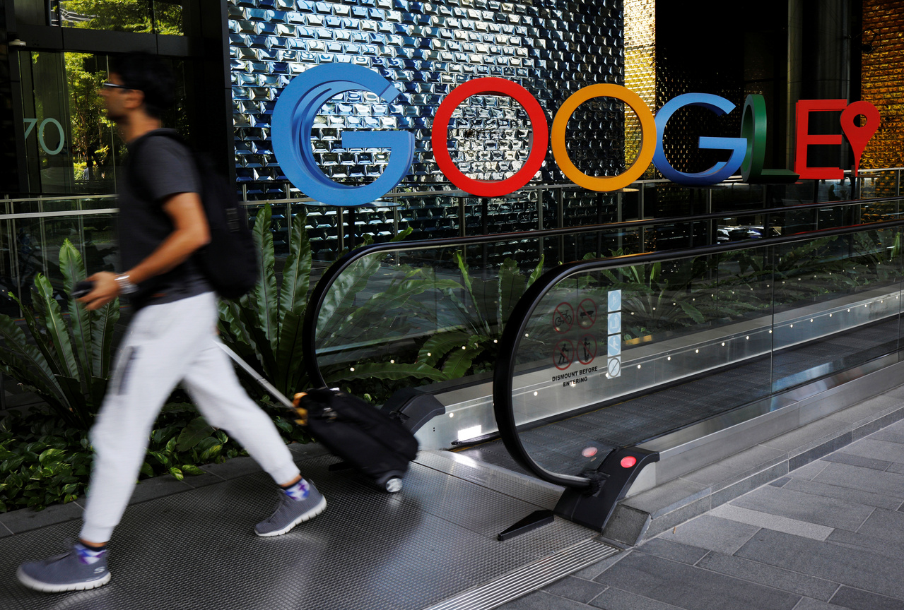 谷歌前软体工程师、华裔丁林葳(Linwei Ding)因行窃公司最重要人工智慧(AI)机密，今年3月被起诉。图为一名男子从谷歌新加坡办公楼前走过。(路透)