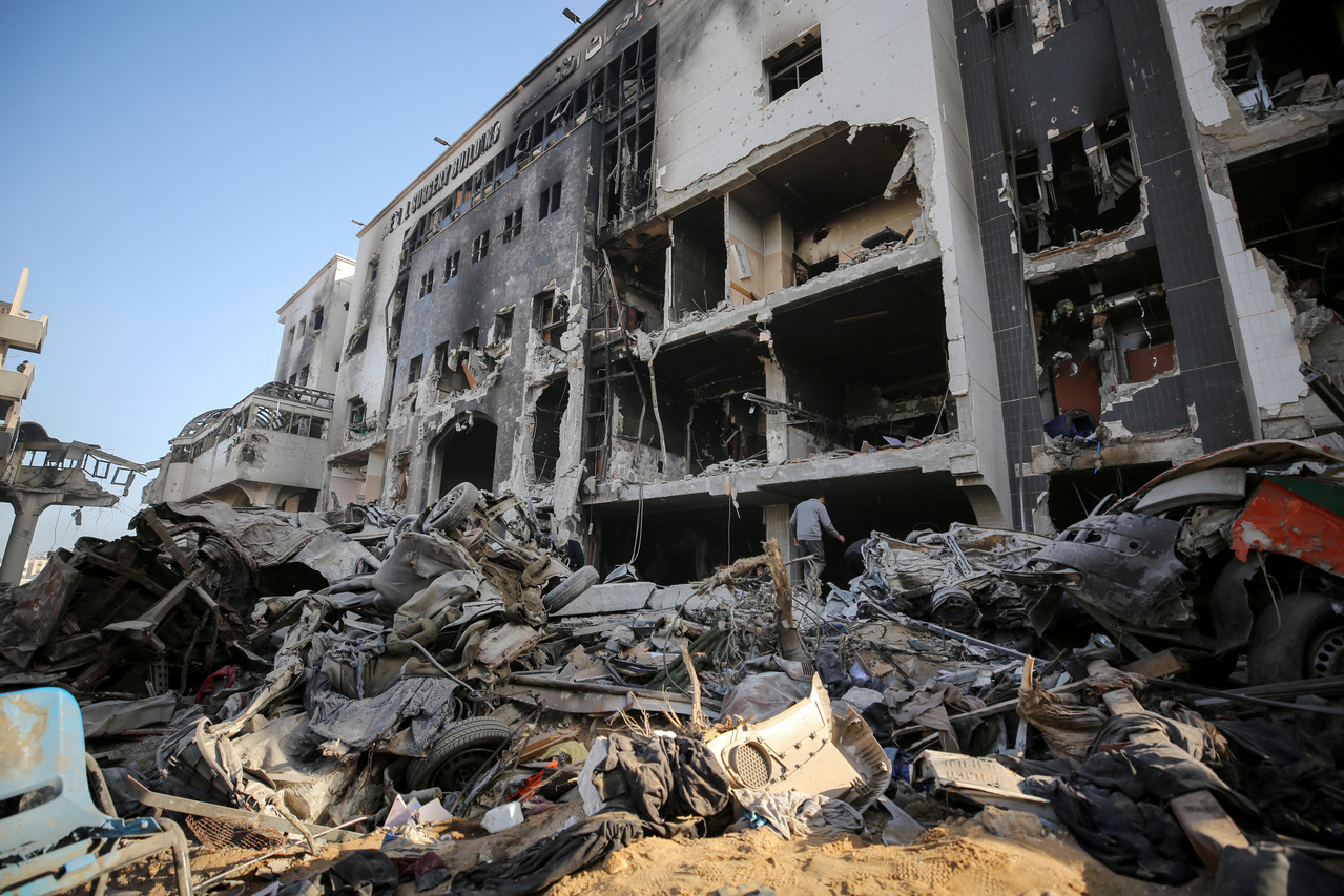 根据加萨民防发言人及当地居民，以色列军队历经14天围攻行动后于1日稍早撤出加萨市西法医院，医院内外惊见数十具遗体，大量建筑设施遭受毁损。(路透)