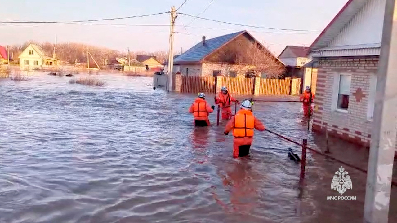 俄国边界城市奥尔斯克（Orsk）日前因水坝溃堤引发洪灾。