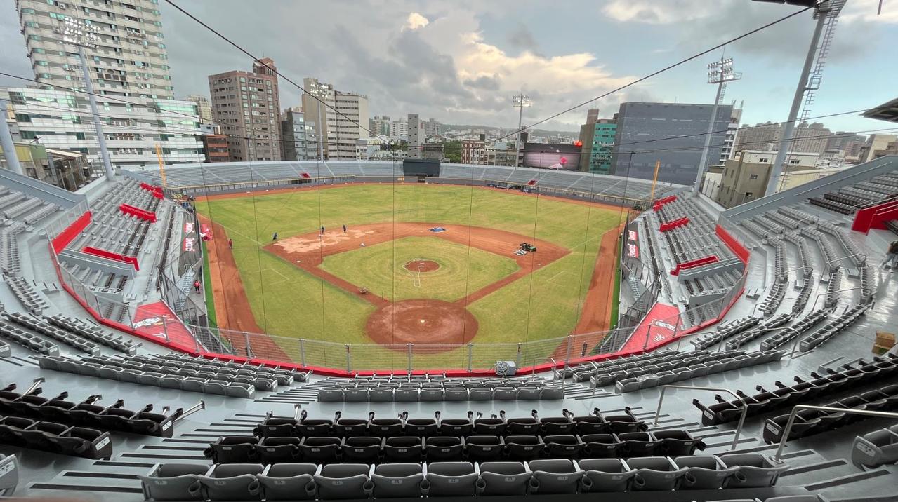 斥资12亿元兴建的新竹棒球场，被新竹市前市长林智坚自诩为任内重大政绩，但前年7月爆发场地缺失争议，造成职棒球员受伤。本报资料照片