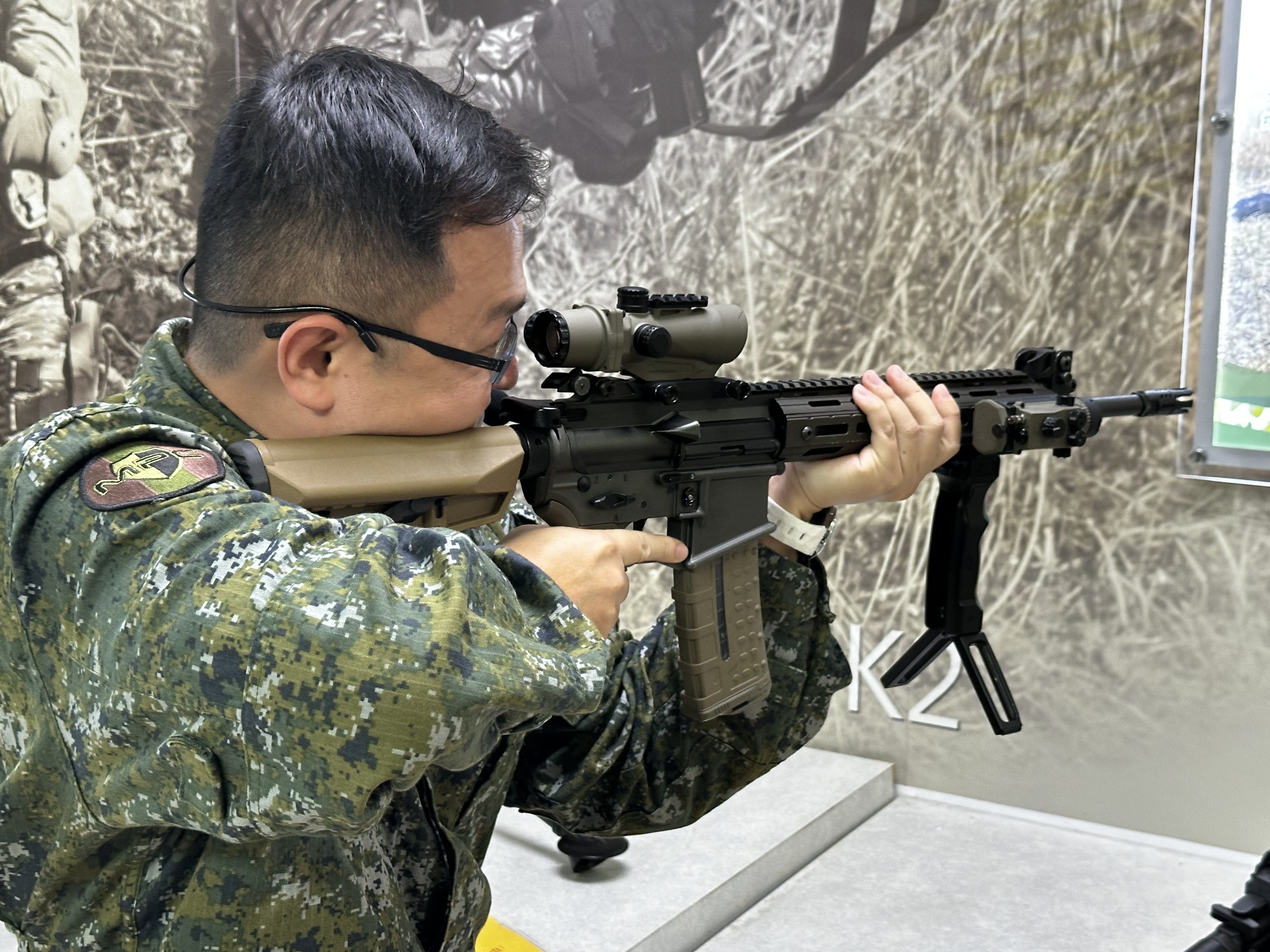 军备局205厂人员展示T112战斗步枪。记者洪哲攻／摄影