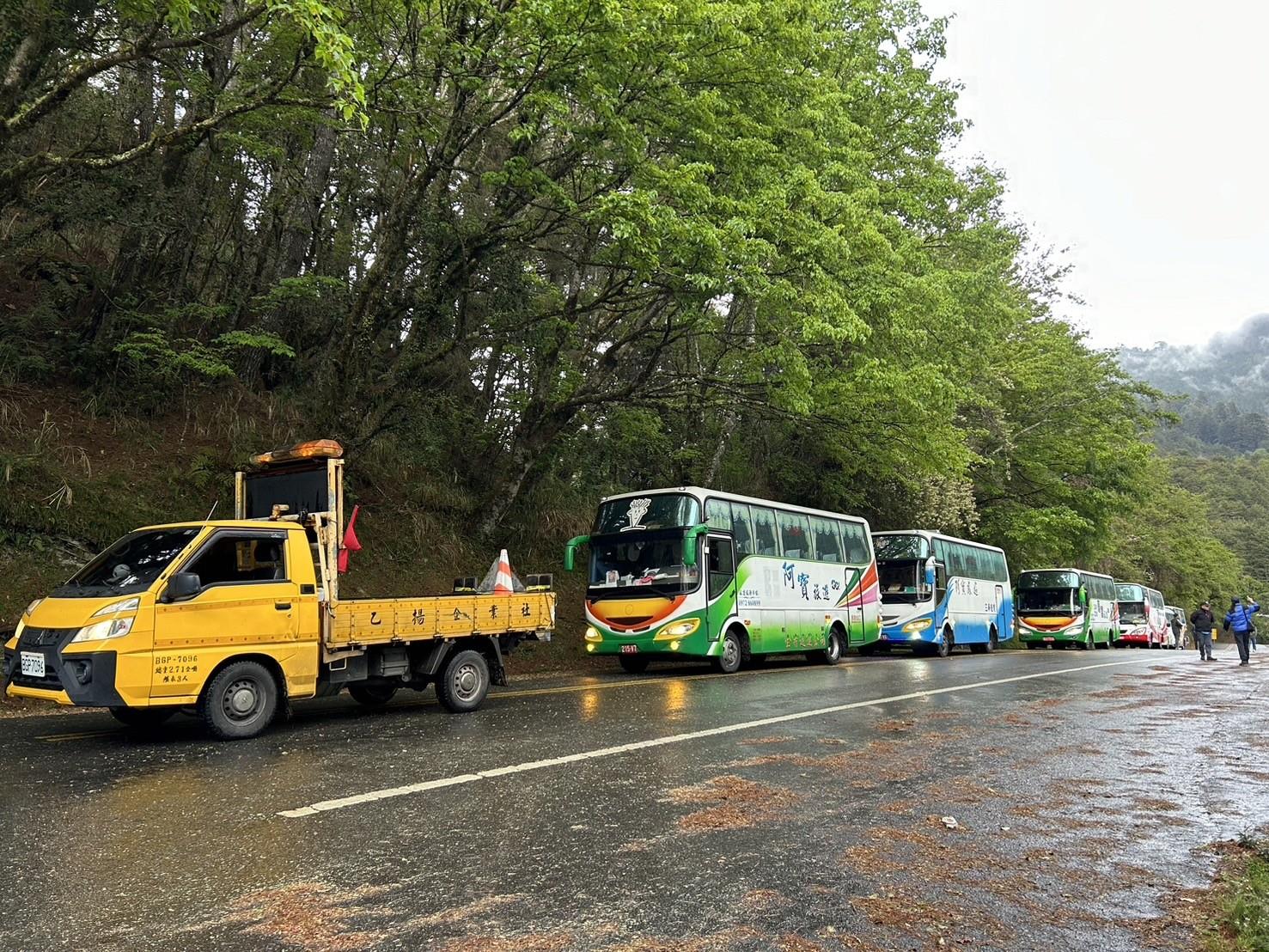 公路单位从中部地区调度13辆中型巴士，今天接送受困天祥地区的民众离开灾区，首波共撤离245人。图／公路局提供