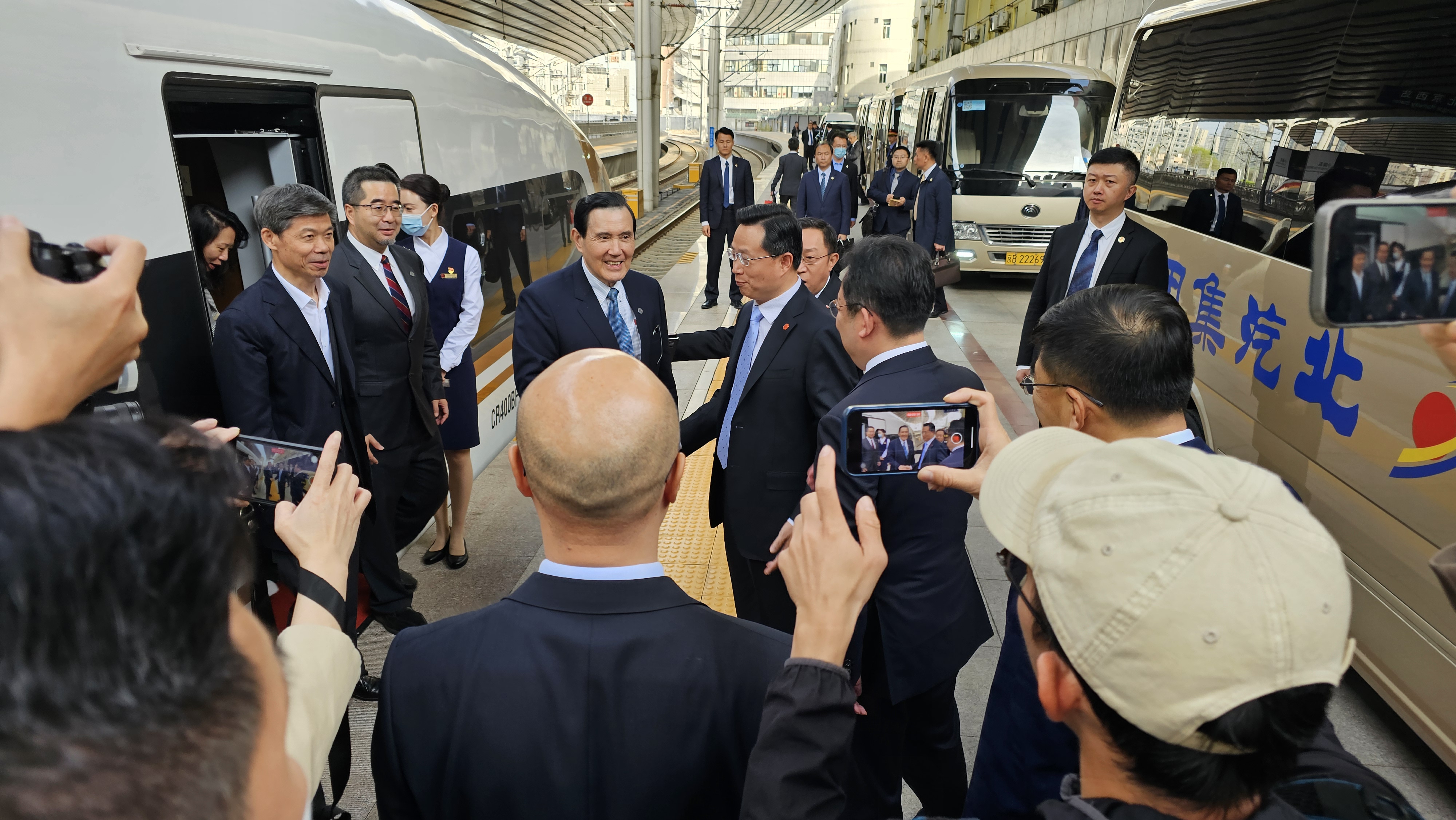 前总统马英九（中）7日下午四点半抵达北京，大陆官员在月台迎接。（记者廖士锋／摄影）
