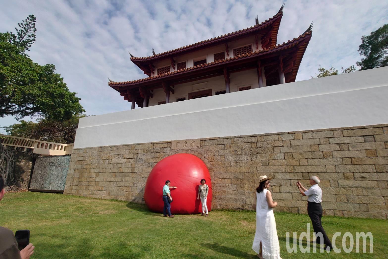 台南市红球计划最后一天来到大南门城，古迹前的大红球显得特别美丽。记者郑惠仁／摄影