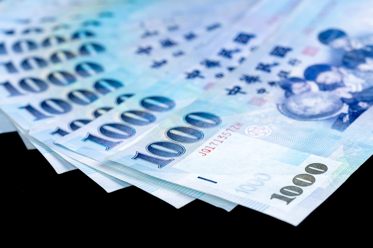 台北外汇市场新台币兑美元今天中午暂收32.098元，贬4.1分，成交金额5.64亿美元。示意图／Ingimage