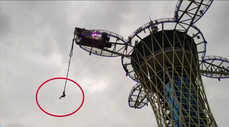 近日，大陆广州省花都融创乐园一名游客体验园内项目高空弹跳时，被悬挂半空，引发关注。图／撷自《香港01》