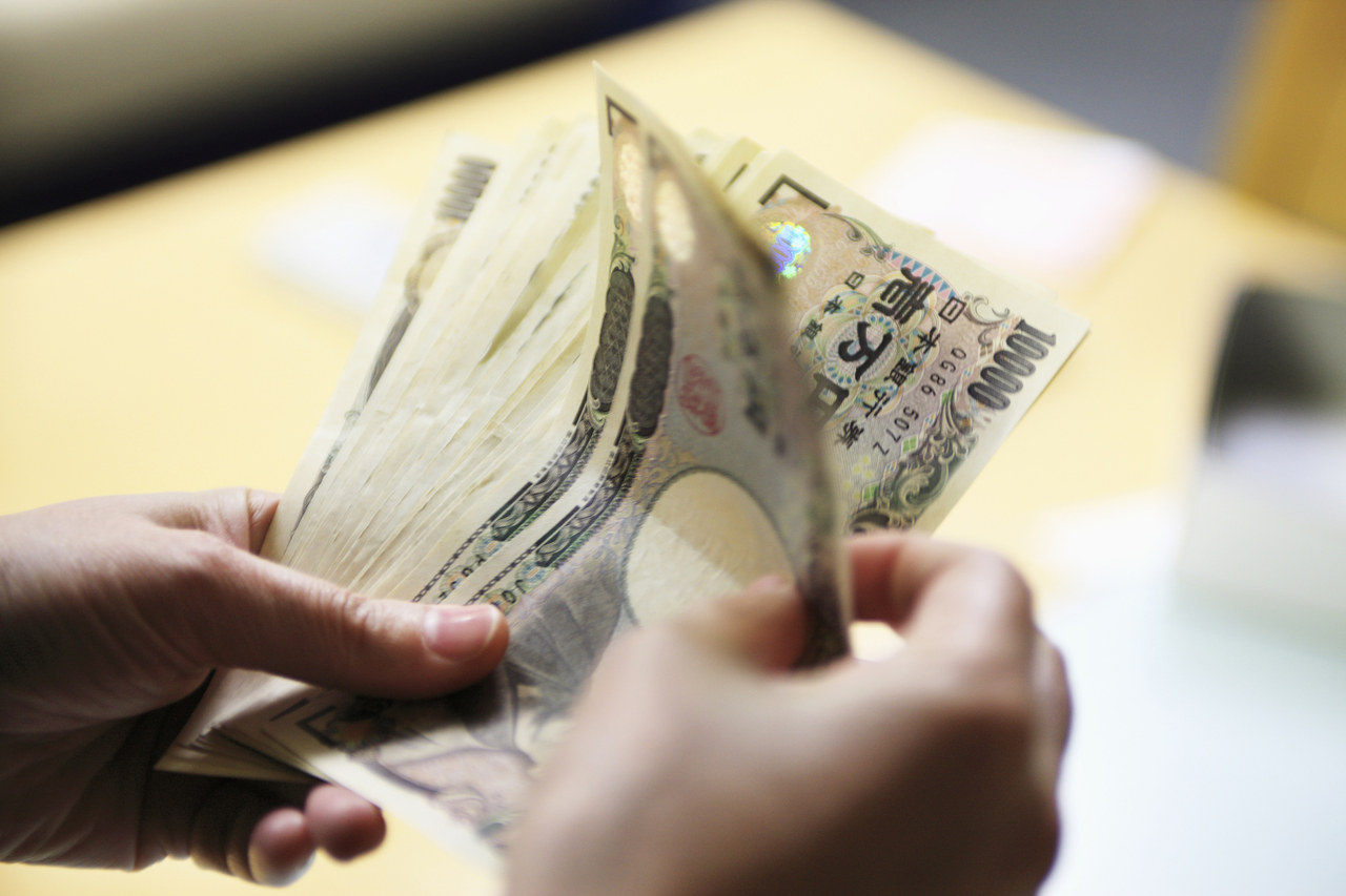 旅日部落客「鱼浆夫妇」透露，许多人在日本会突然遇到「被给钱」的情况。示意图／ingimage