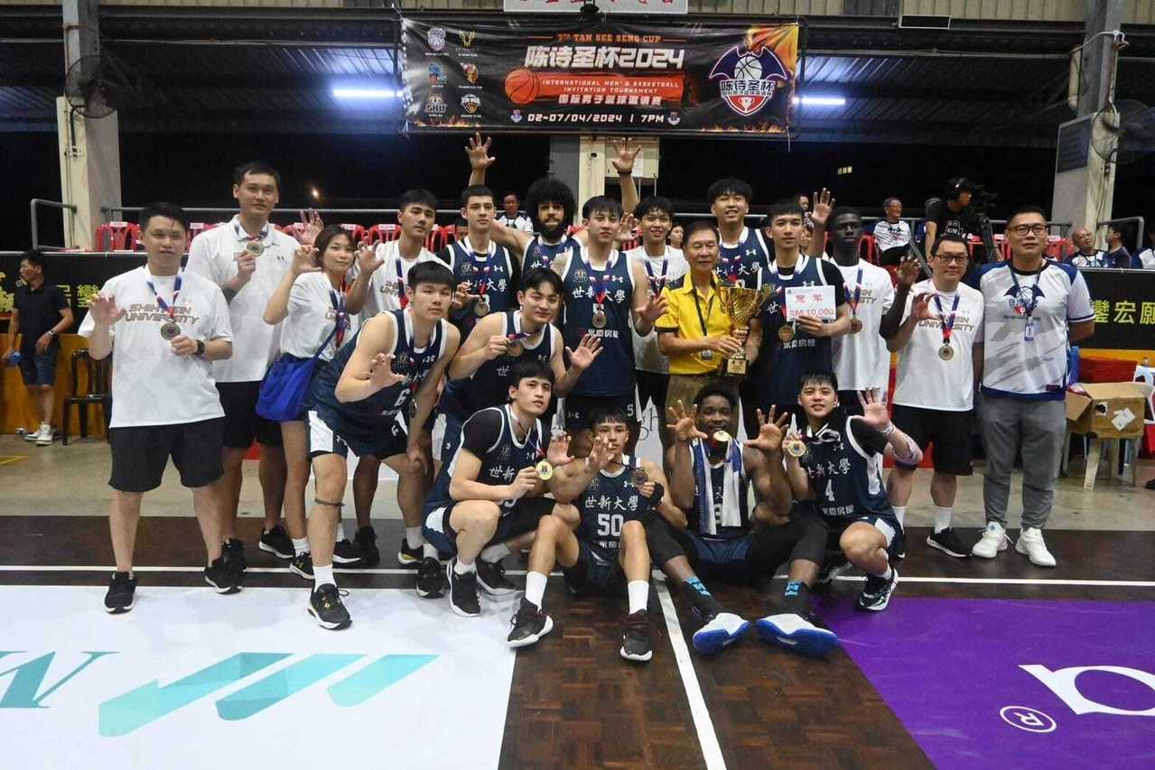 马来西亚第七届陈诗圣杯男子篮球邀请赛7日晚间决赛，台湾世新大学虽一度落后，但全体球员将士用命最终以93比78击败柔佛南虎队，夺得冠军。（世新大学篮球队提供）
