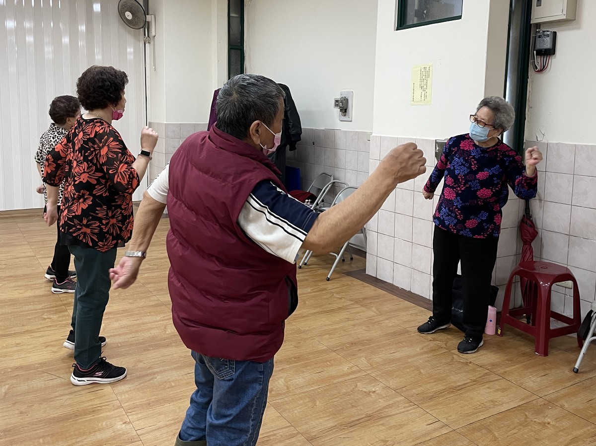 近九旬薛秋霞女士教跳舞四十多年，坚持「要活就要动」的理念，固定来教舞，希望让在地的老人家们走出家门，运动身心、关怀彼此。
