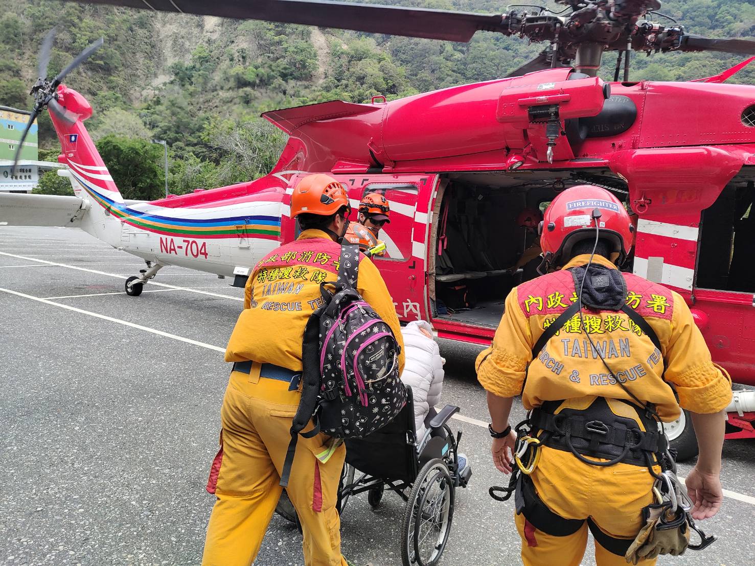 搜救人员将伤患运上直升机。记者黄子腾／翻摄