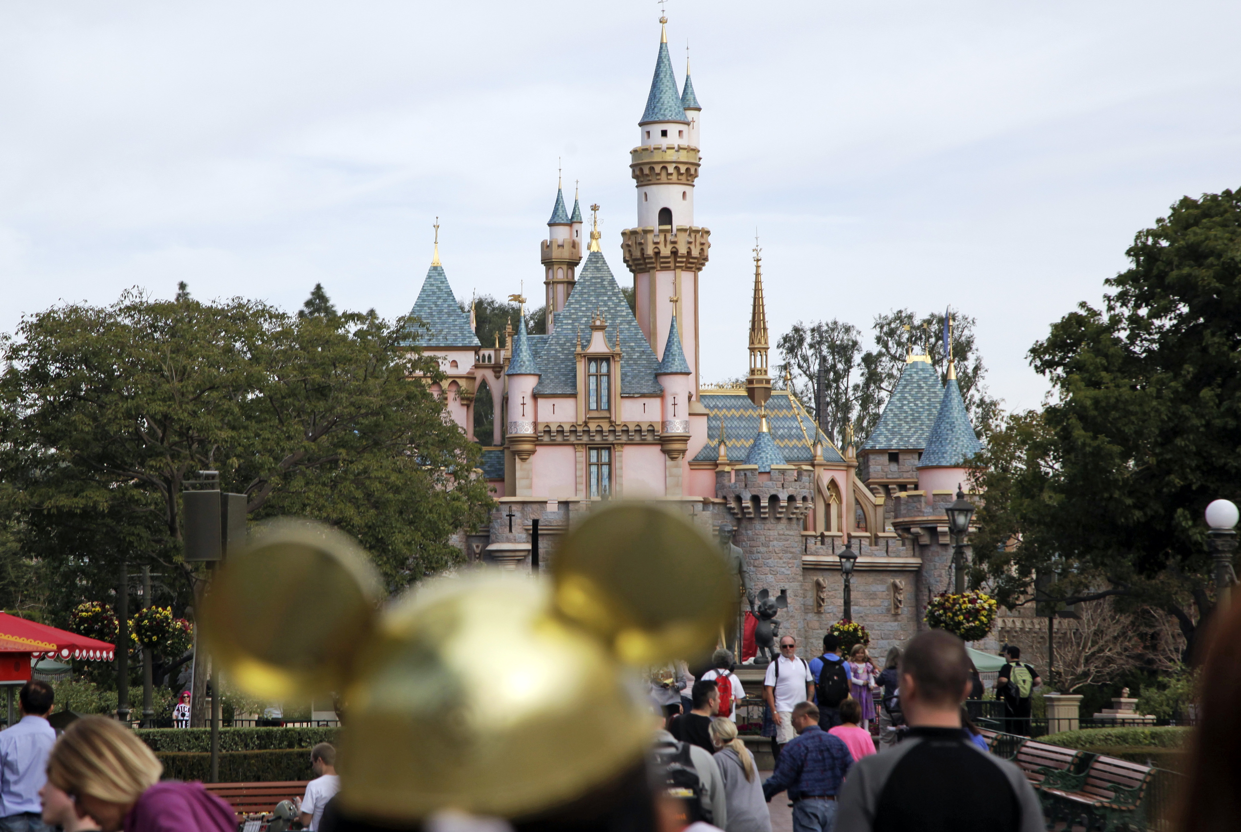 迪士尼（Disney）最赚钱的部门是拥有主题公园的体验部门，为了保持优势不坠，迪士尼打算未来十年加强投资600亿美元。美联社