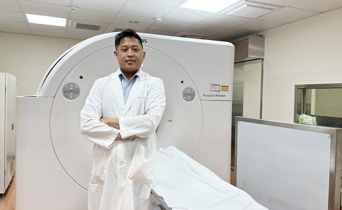 澄清医院中港院区核子医学科主任杨朝玮说，帮助病患有机会在癌症早期转移或复发时就能发现异常。图／澄清医院中港院区提供