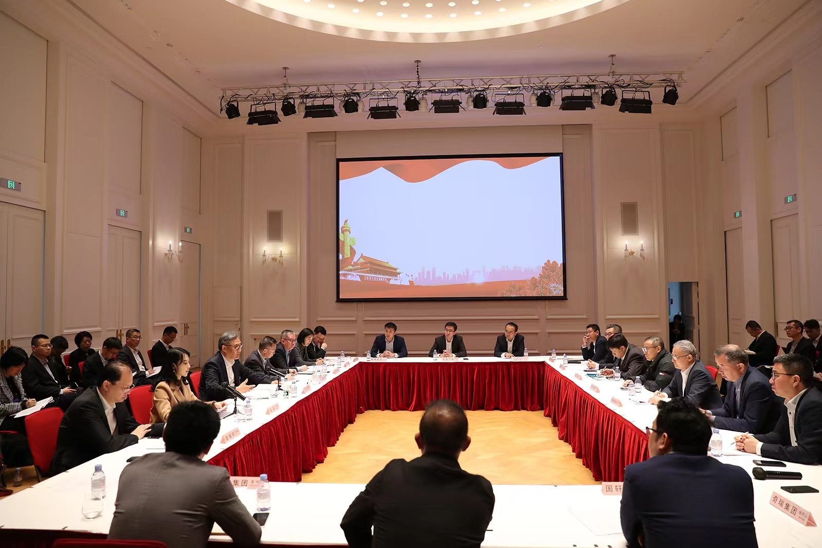 大陆商务部长王文涛周7日在巴黎主持在欧中资电动汽车企业圆桌会。（图／取自大陆商务部官网）