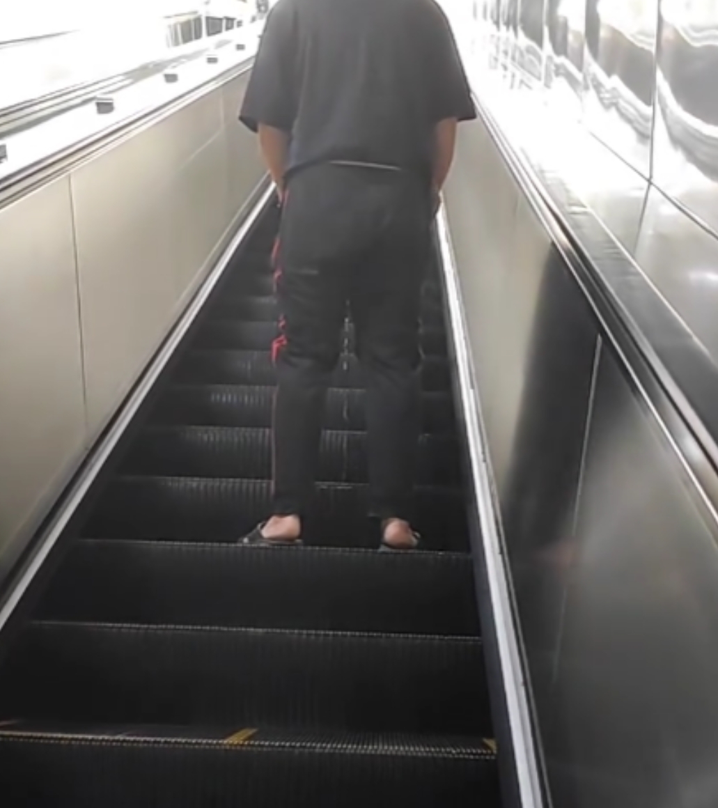 宋姓男子在高雄捷运西子湾站电扶梯上尿尿。图／撷取自记者爆料网