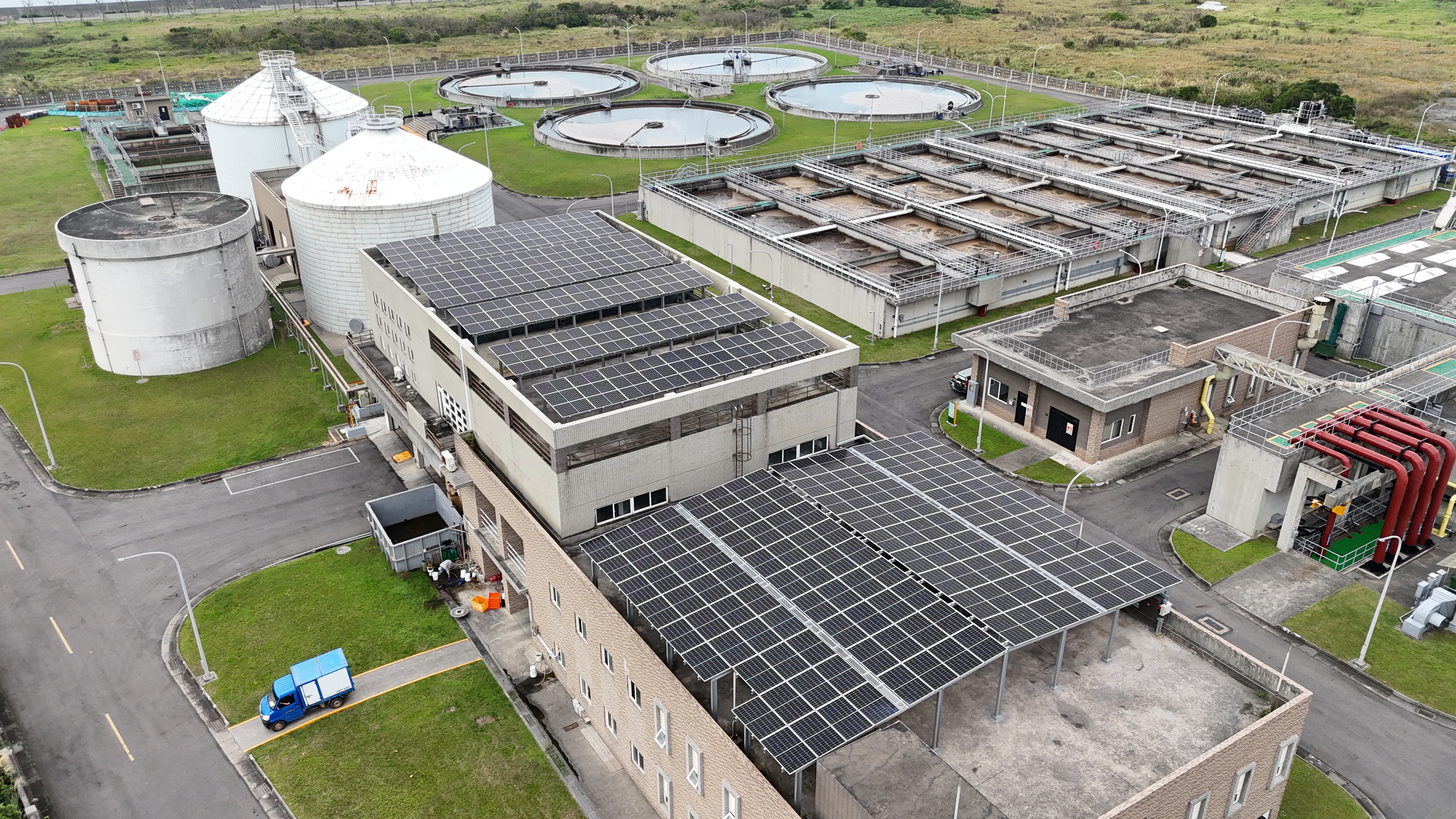 淡水水资源回收中心利用机房屋顶设置太阳能光电系统。图／新北市水利局提供
