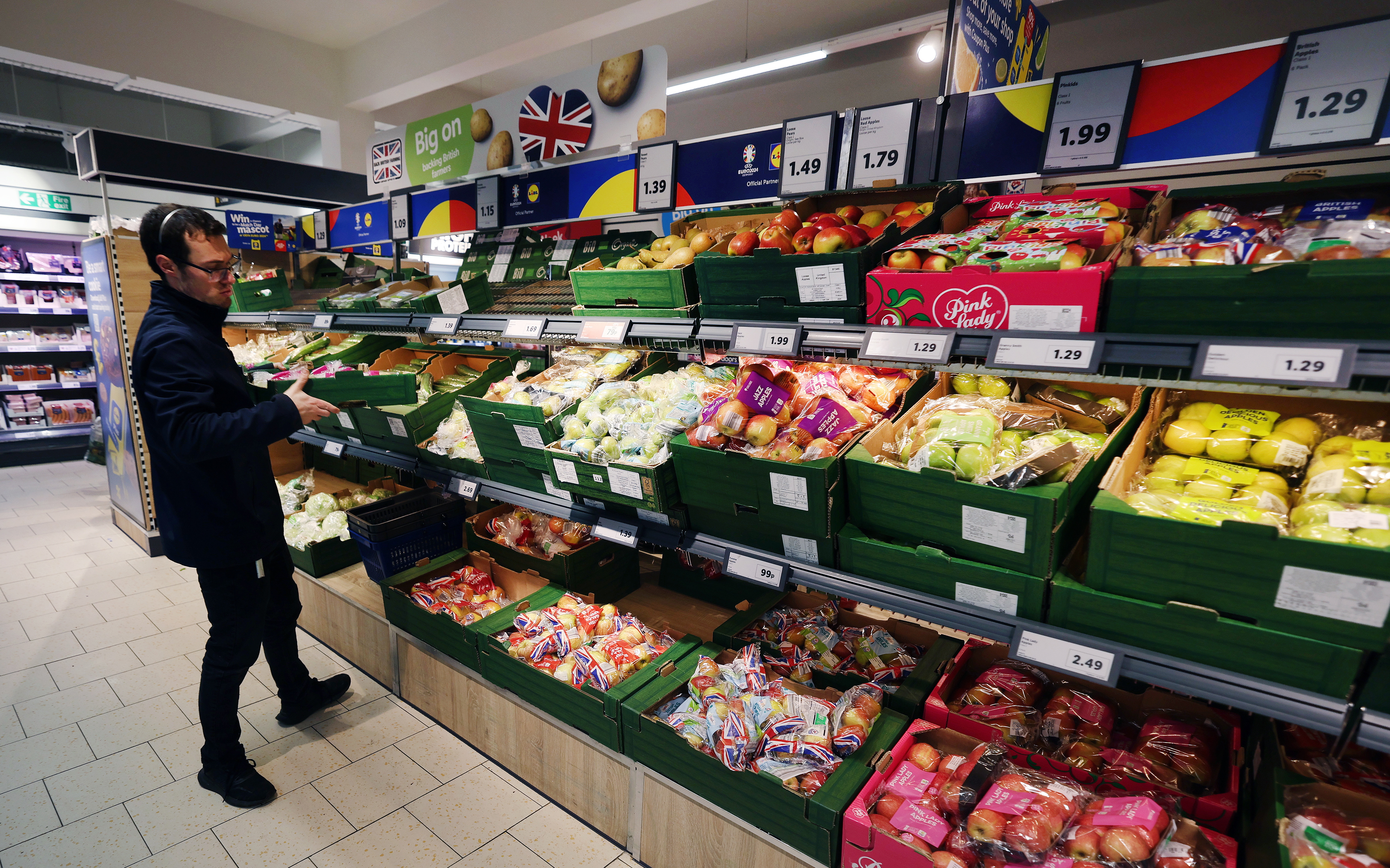 富裕国家的粮食通膨已经回落至俄罗斯全面入侵乌克兰之前的最低水准。图为伦敦超市。欧新社
