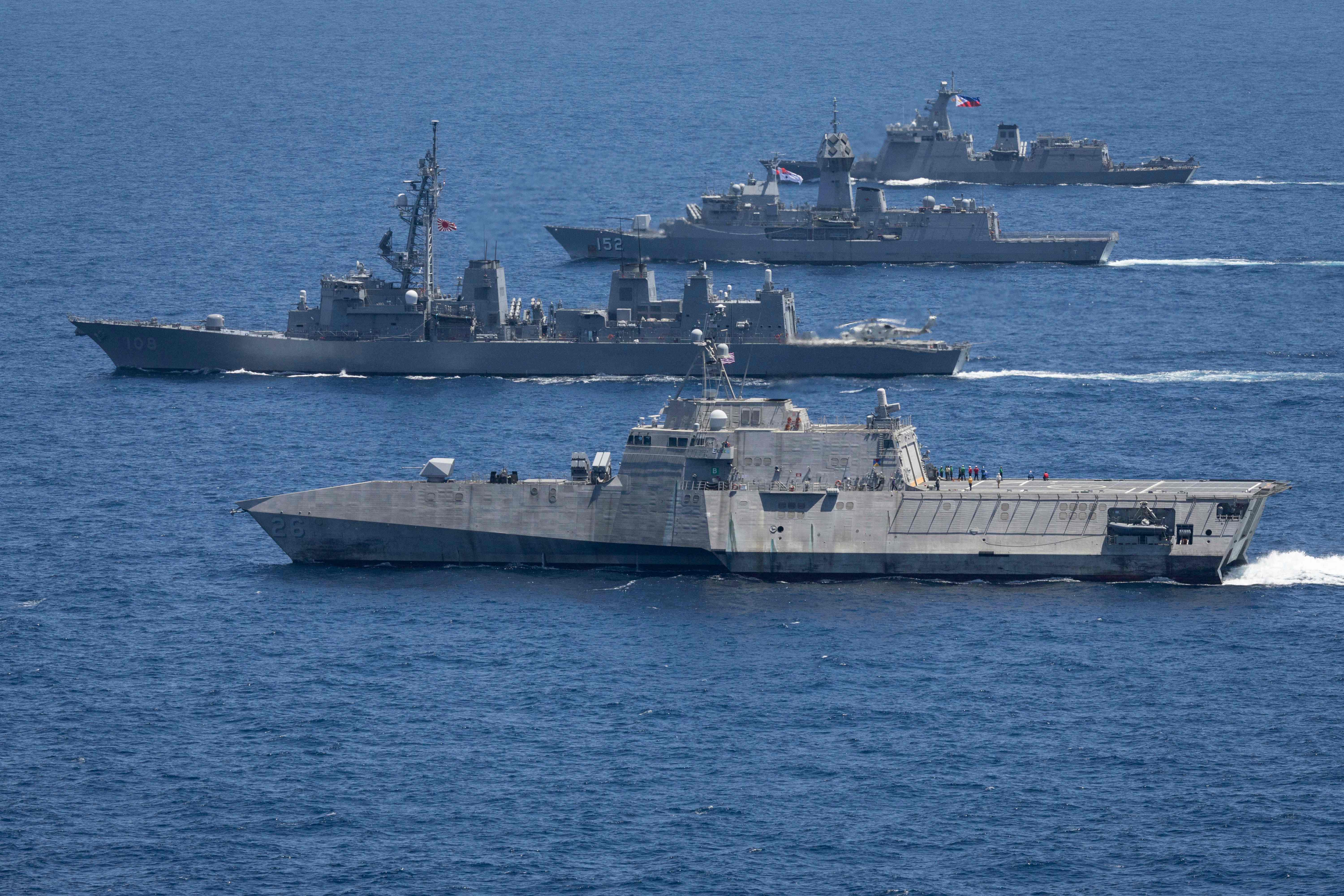 美日澳菲四国在南海临菲律宾水域举行海上联合演习。四国军舰并列前行，由近至远依次为美、日、澳、菲军舰。（法新社）