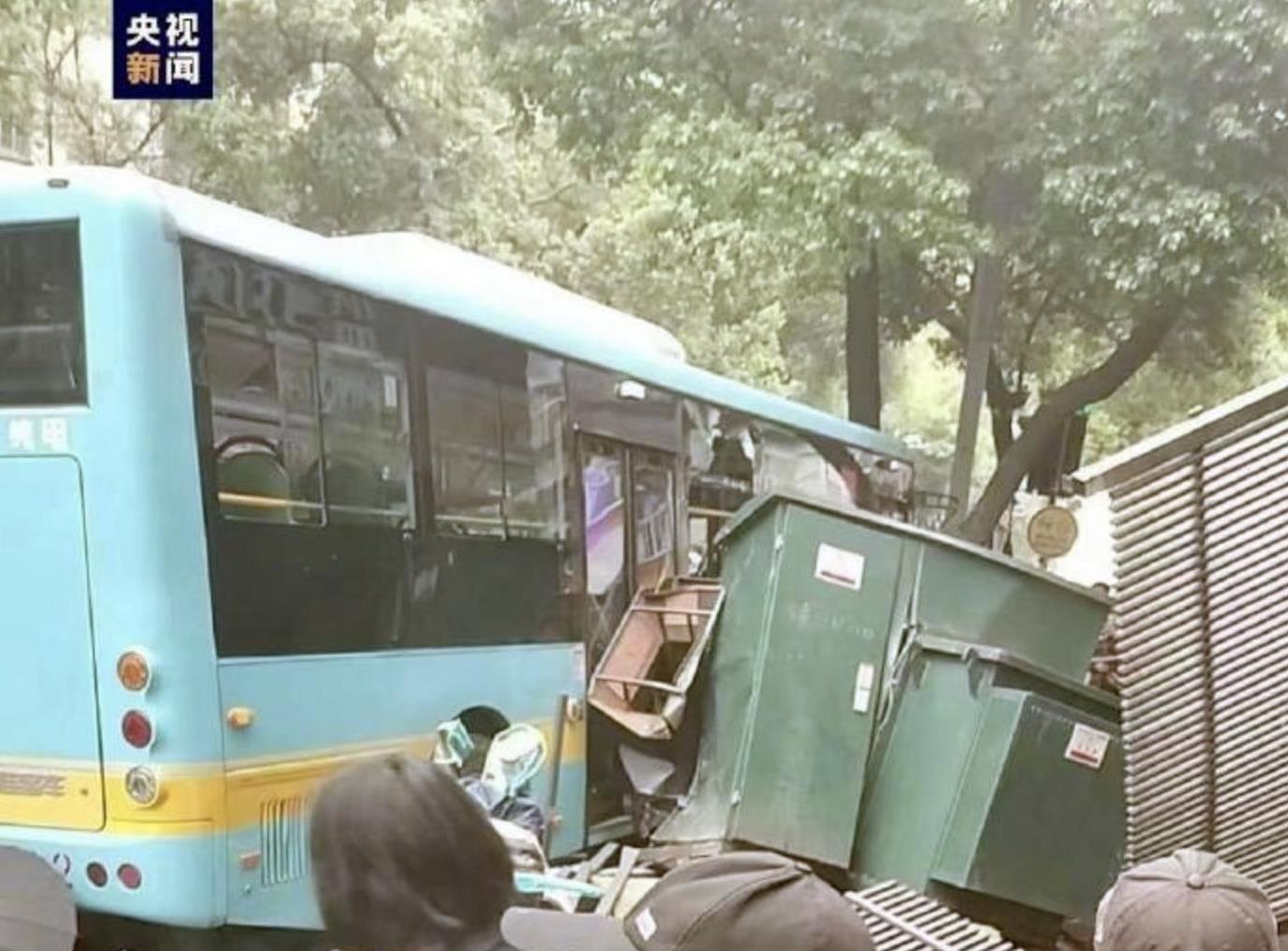 8日中午，江西南昌一辆巴士失控冲向路边人群，导致多人死伤。（图／截自央视新闻）