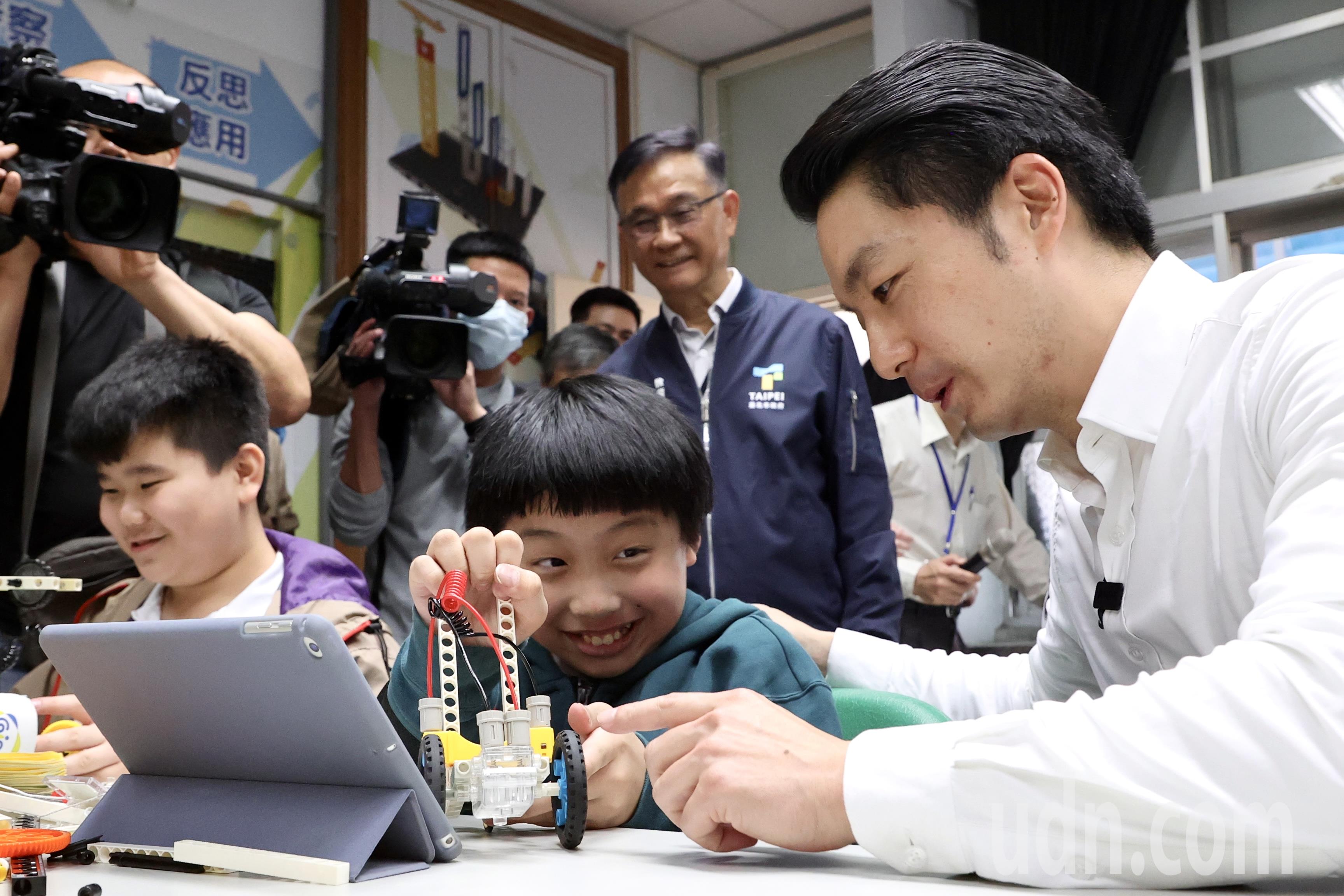台北市长蒋万安（右）下午出席明湖国小儿童月翻转上下课活动，与学童互动。记者林伯东／摄影