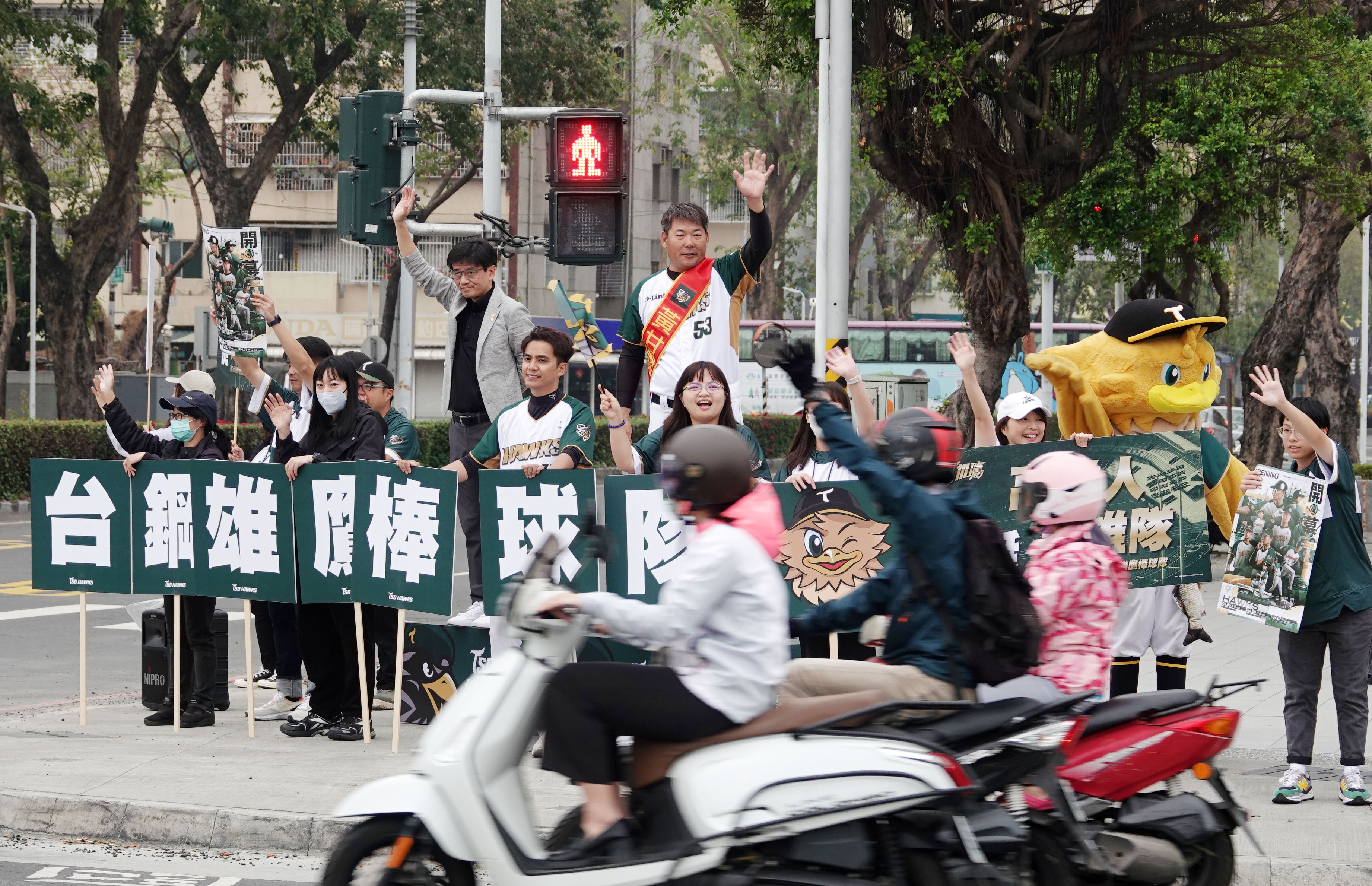 台钢雄鹰队领队刘东洋（后排左）、教练黄甘霖（后排右）季前上街卖力宣传，打出「高雄人挺高雄队」的诉求。图／台钢雄鹰队提供