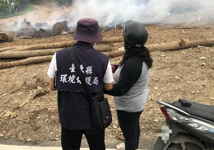 台东县环保局呼吁民众切勿随意焚烧废弃物，否则则恐遭最高10万元罚金。图／台东县环保局提供