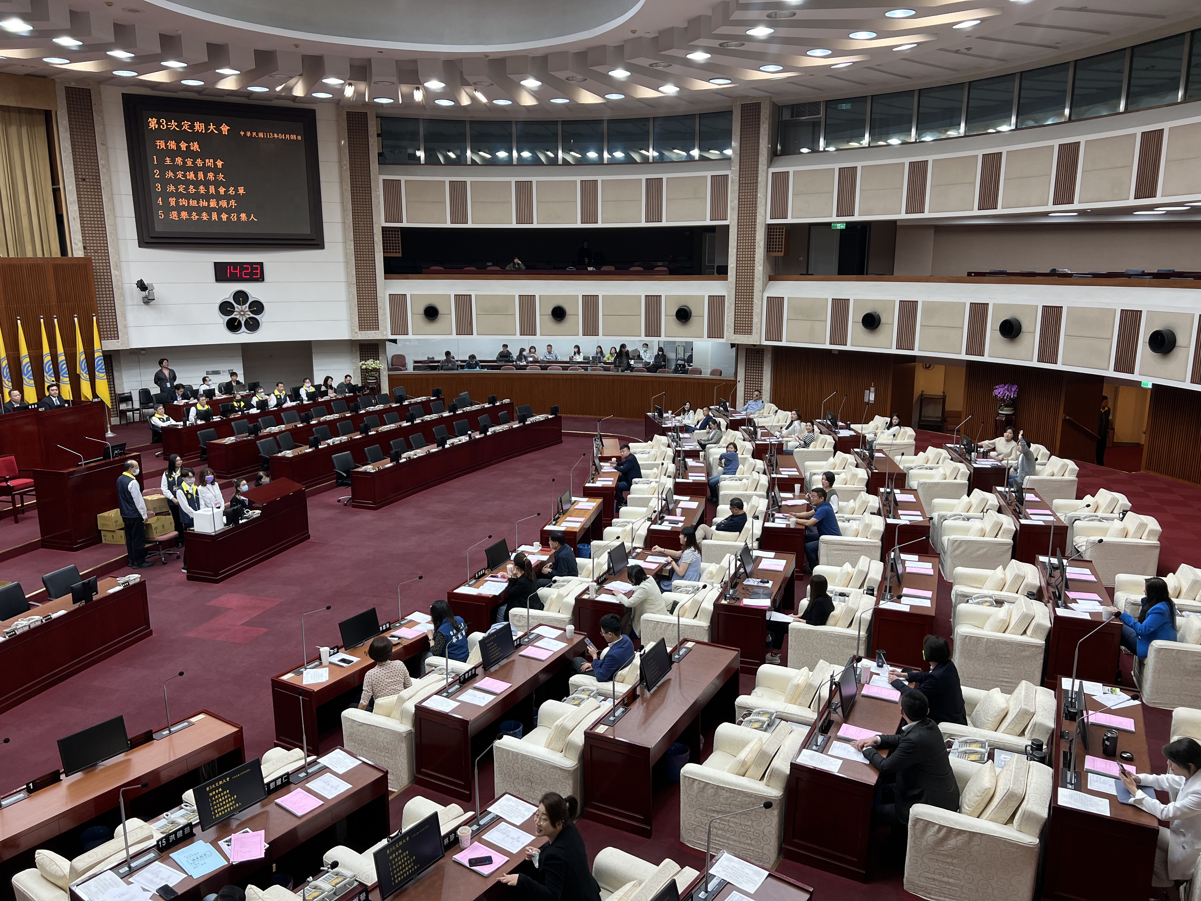 台北市议会今天开议，议员报到后进行各委员会分组抽签。记者钟维轩／摄影