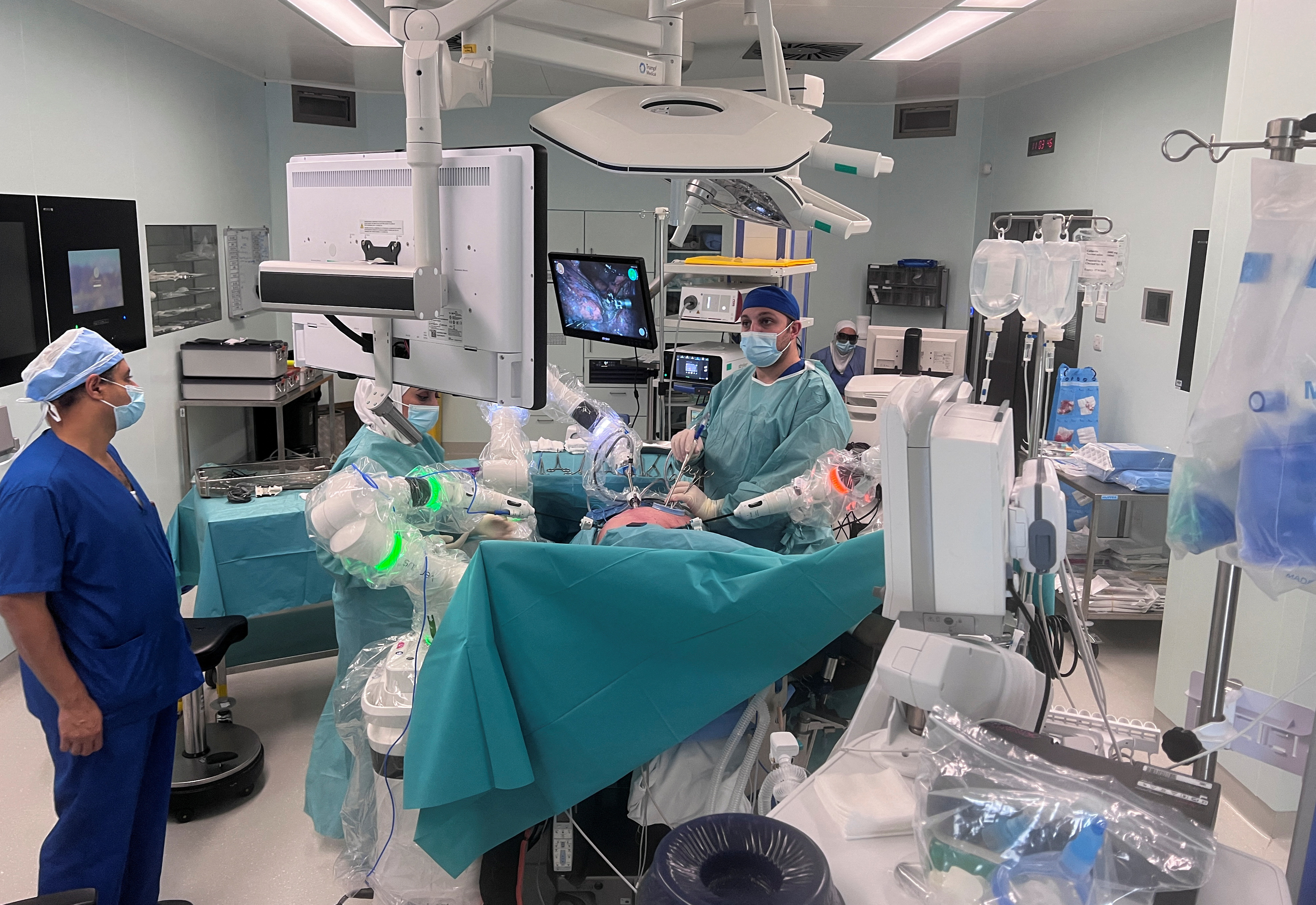约旦安曼省胡笙国王癌症治疗中心医护人员去年8月正对一名癌症病患进行机械手臂手术。路透