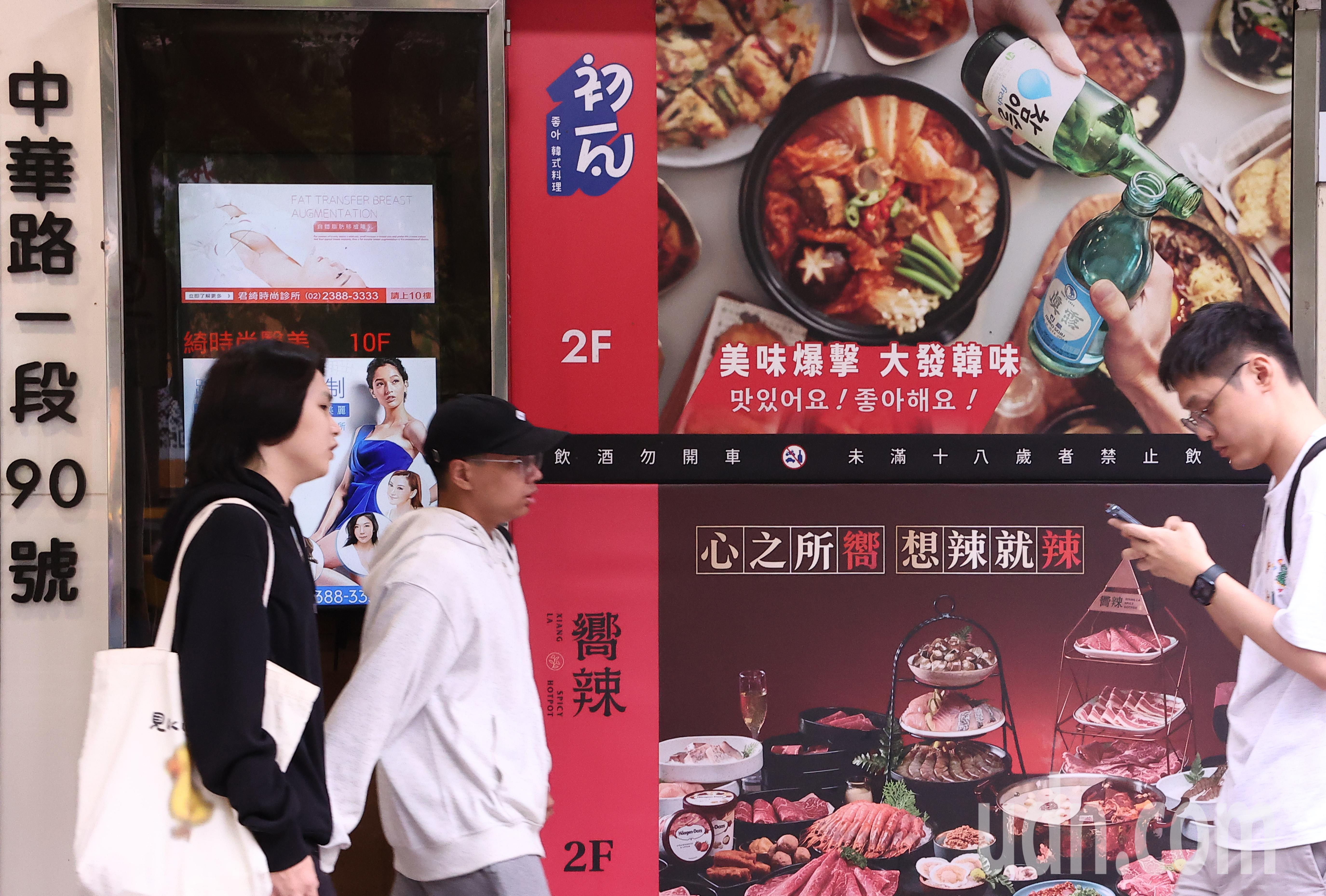 王品集团旗下餐厅传出疑似食物中毒案例，苏一峰推测，可能是员工得肠胃炎后还抱病上班。
