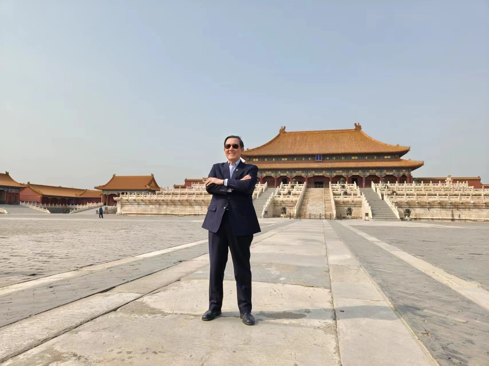 前总统马英九8日下午参观北京故宫，特意摆出姿势留影。（记者廖士锋）