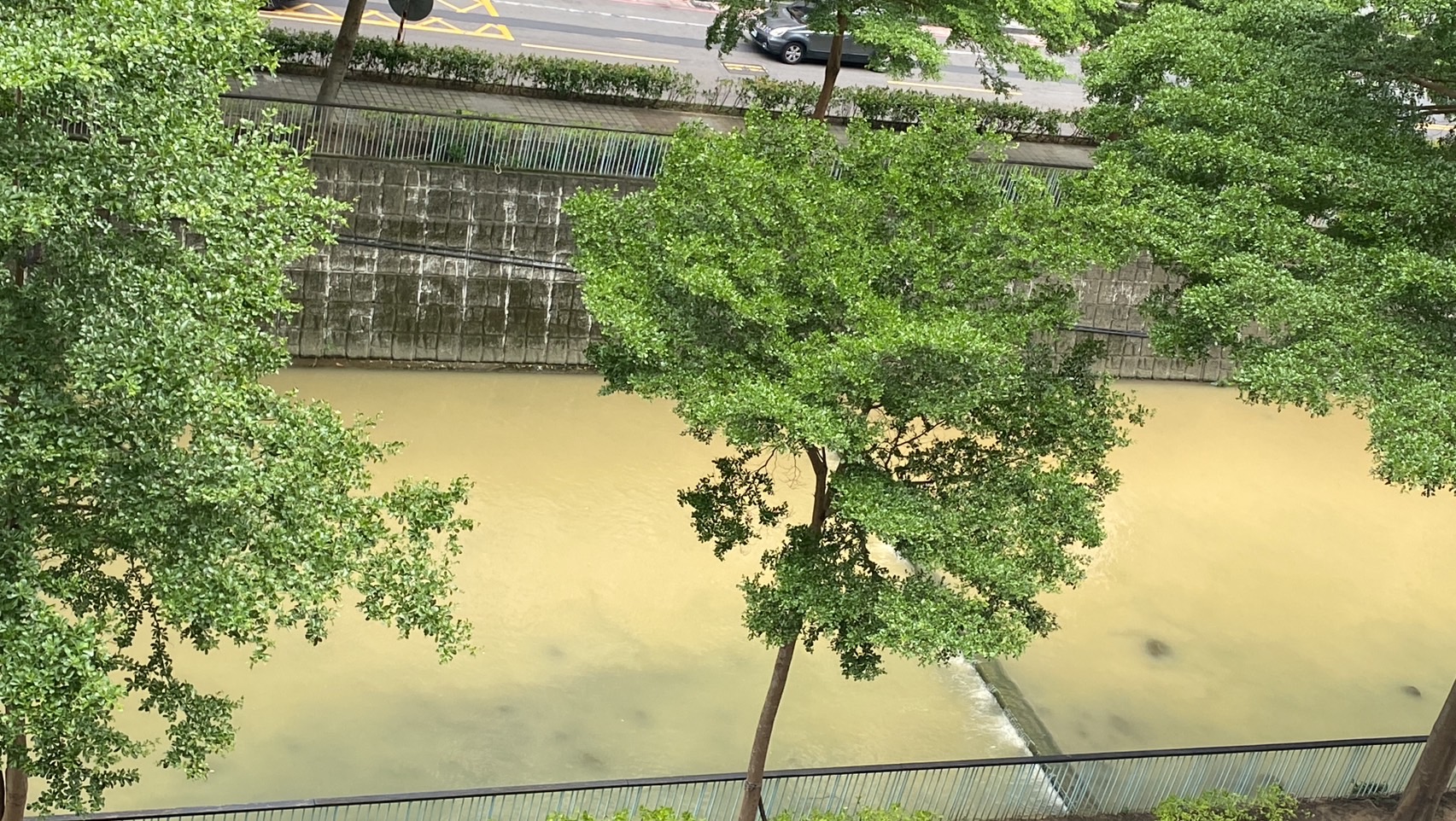 新竹县竹北市因建案多，建商为了赶工偷排废水，让豆子埔溪成为重灾区。图／颜姓市民提供