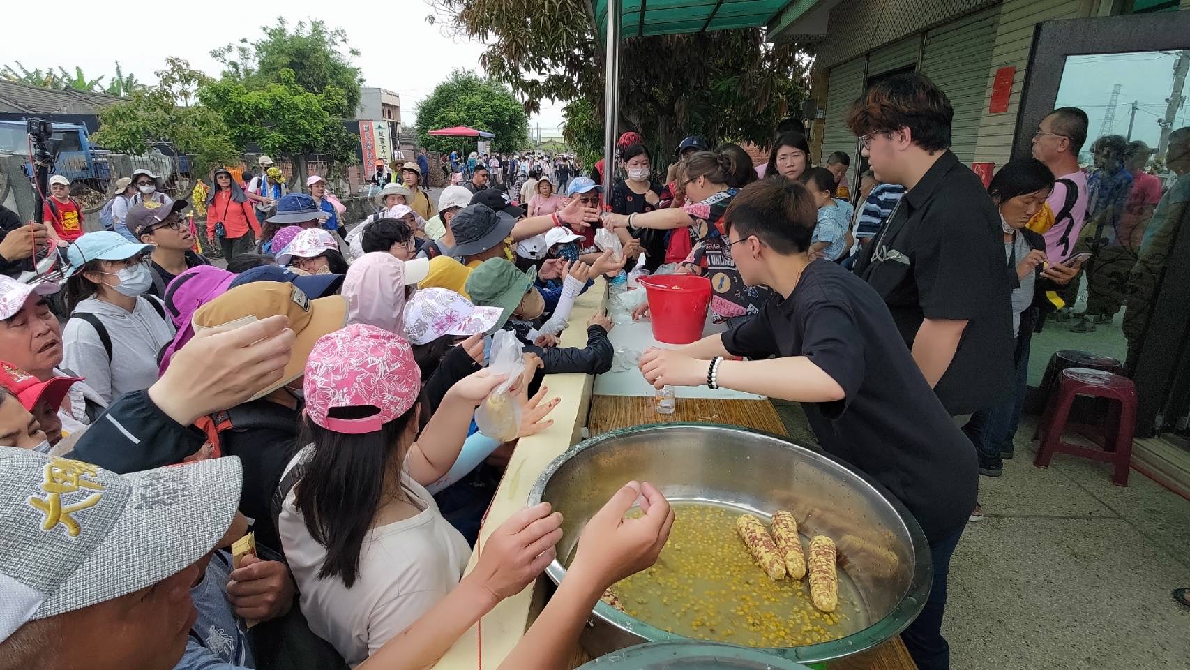 云林元长乡瓦磘村的「刘家玉米」很受欢迎，自家种玉米等遶境，不让随香客饿肚子，已传承4代。图／雷养德提供