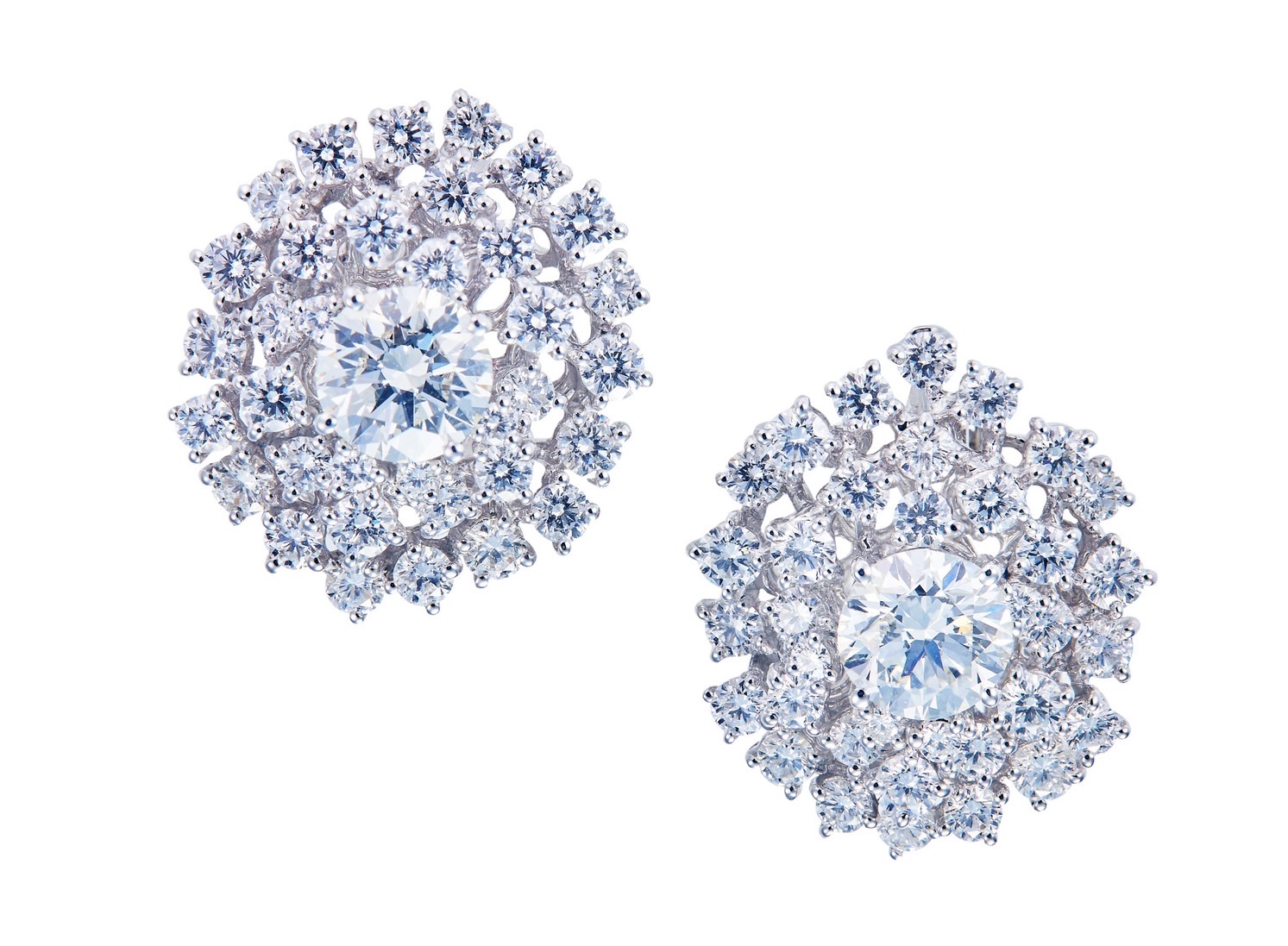 DAMIANI Mimosa含羞草18K白金钻石耳环，镶嵌2克拉钻石主石，136万3,000元。图／戴美安妮提供
