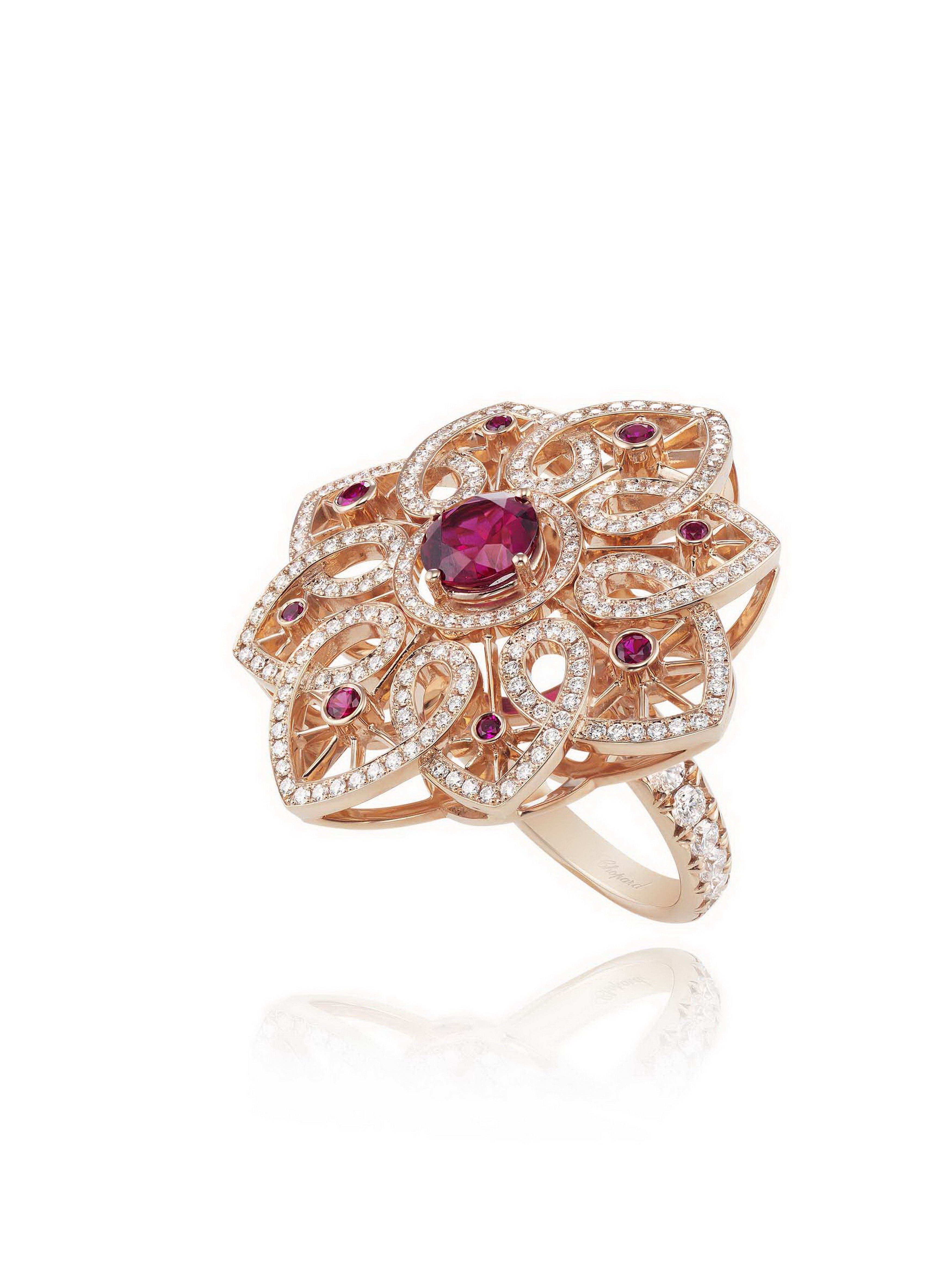 Temptations系列戒指，18K玫瑰金镶嵌红碧玺、钻石、红宝石，181万9,000元。图／萧邦提供